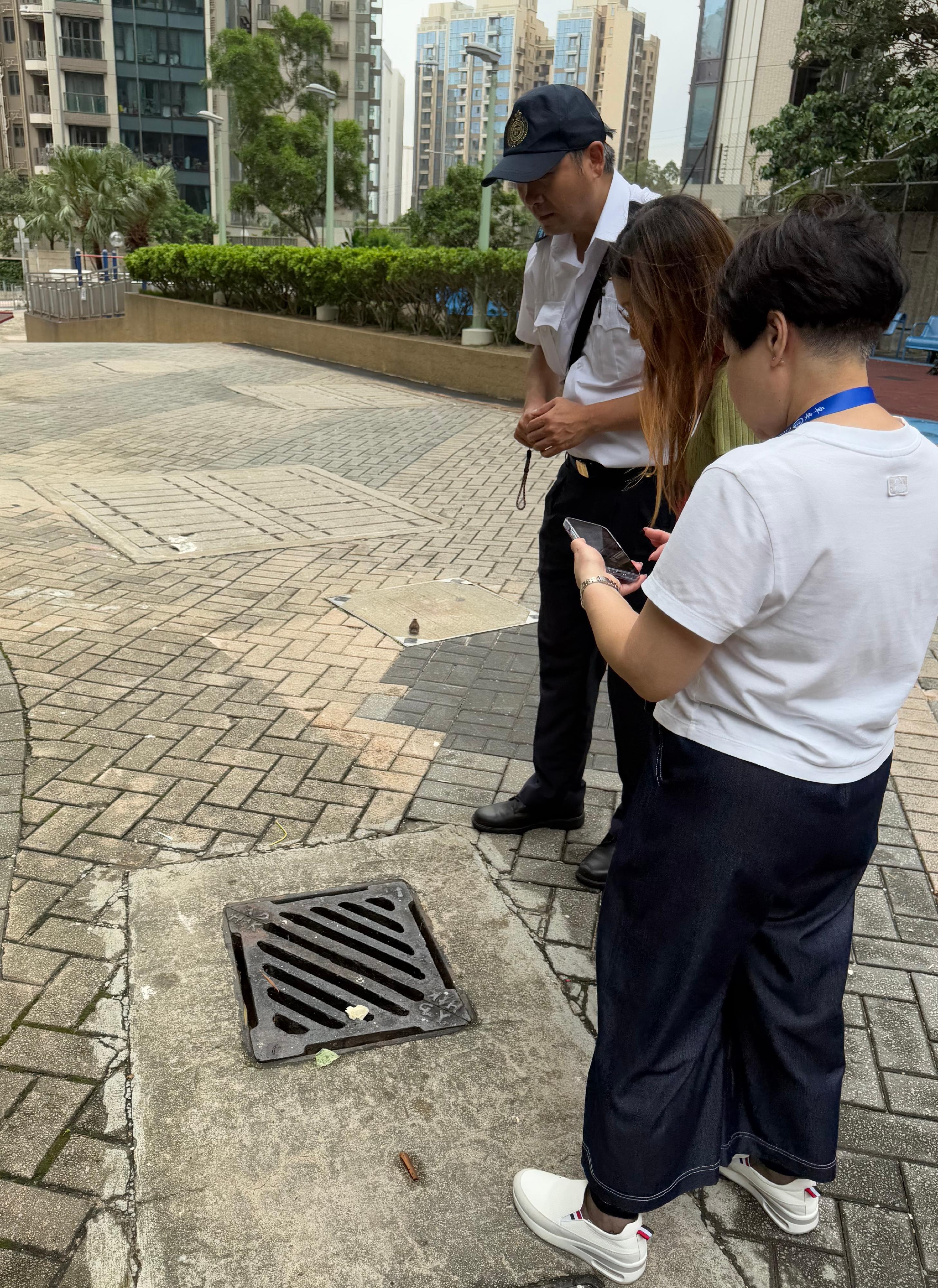 食物環境衞生署(食環署)今日(六月十六日)公布六月份第三批涵蓋19個監察地區的白紋伊蚊誘蚊器指數及密度指數。圖示食環署人員巡視九龍城區何文田一公共屋邨,檢查潛在蚊子滋生地,並向屋邨管理人員提供防蚊控蚊建議和技術支援。