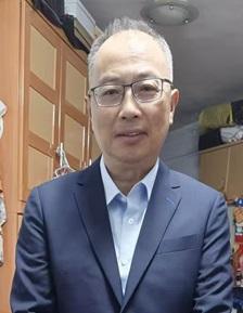 Wong King-cheung, aged 63, is about 1.7 metres tall, around 75 kilograms in weight and of medium build. He has a round face with yellow complexion and short grey and white hair. He was last seen wearing a blue short-sleeved shirt, dark pants, dark sneakers, a pair of glasses and carrying a dark crossbody bag.