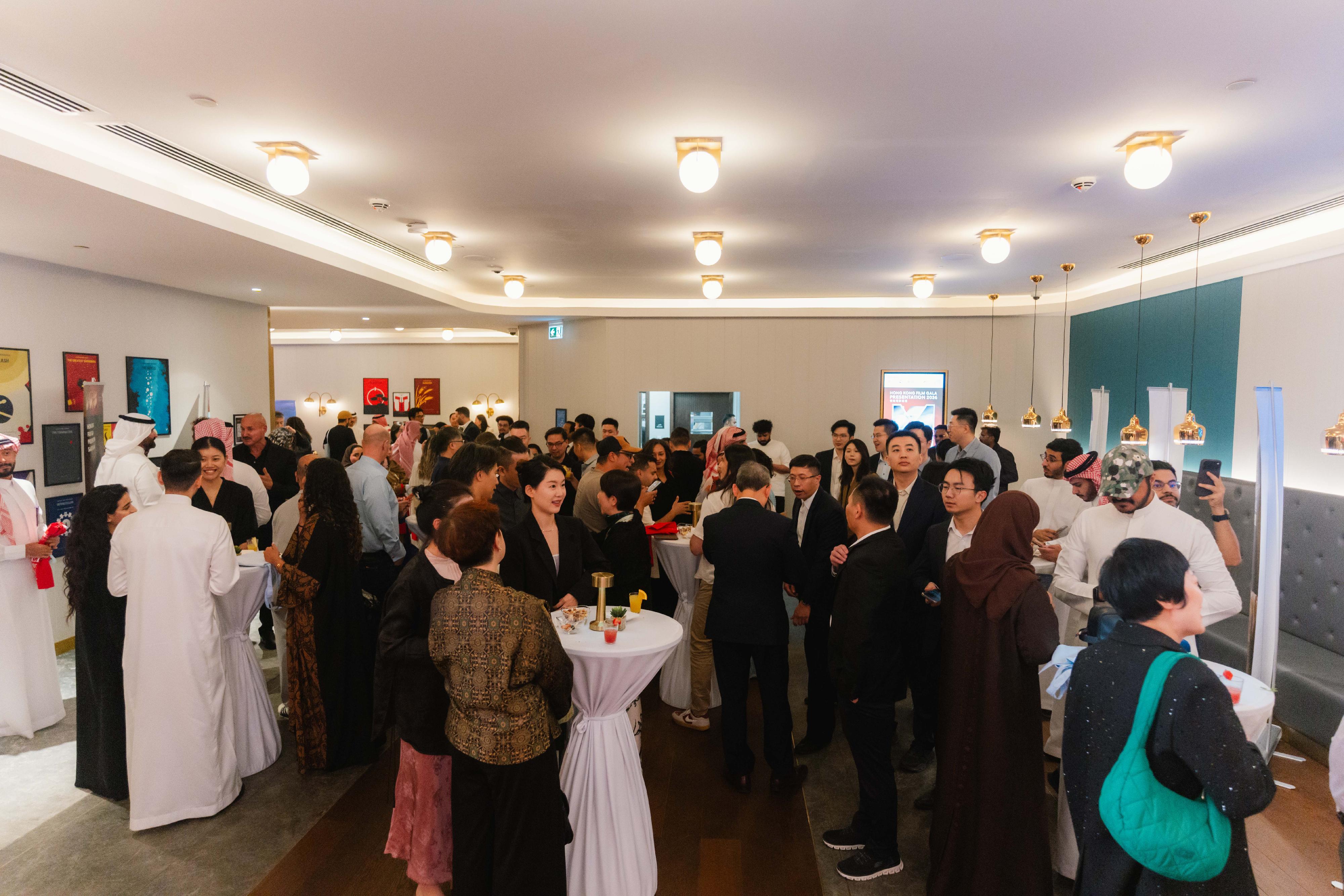 The Hong Kong Film Gala Presentation made its historic debut in Riyadh, capital of Saudi Arabia, from June 12 to 14, introducing contemporary Hong Kong cinema to local audiences for the first time. Photo shows local film enthusiasts exchanging views during the opening reception.
