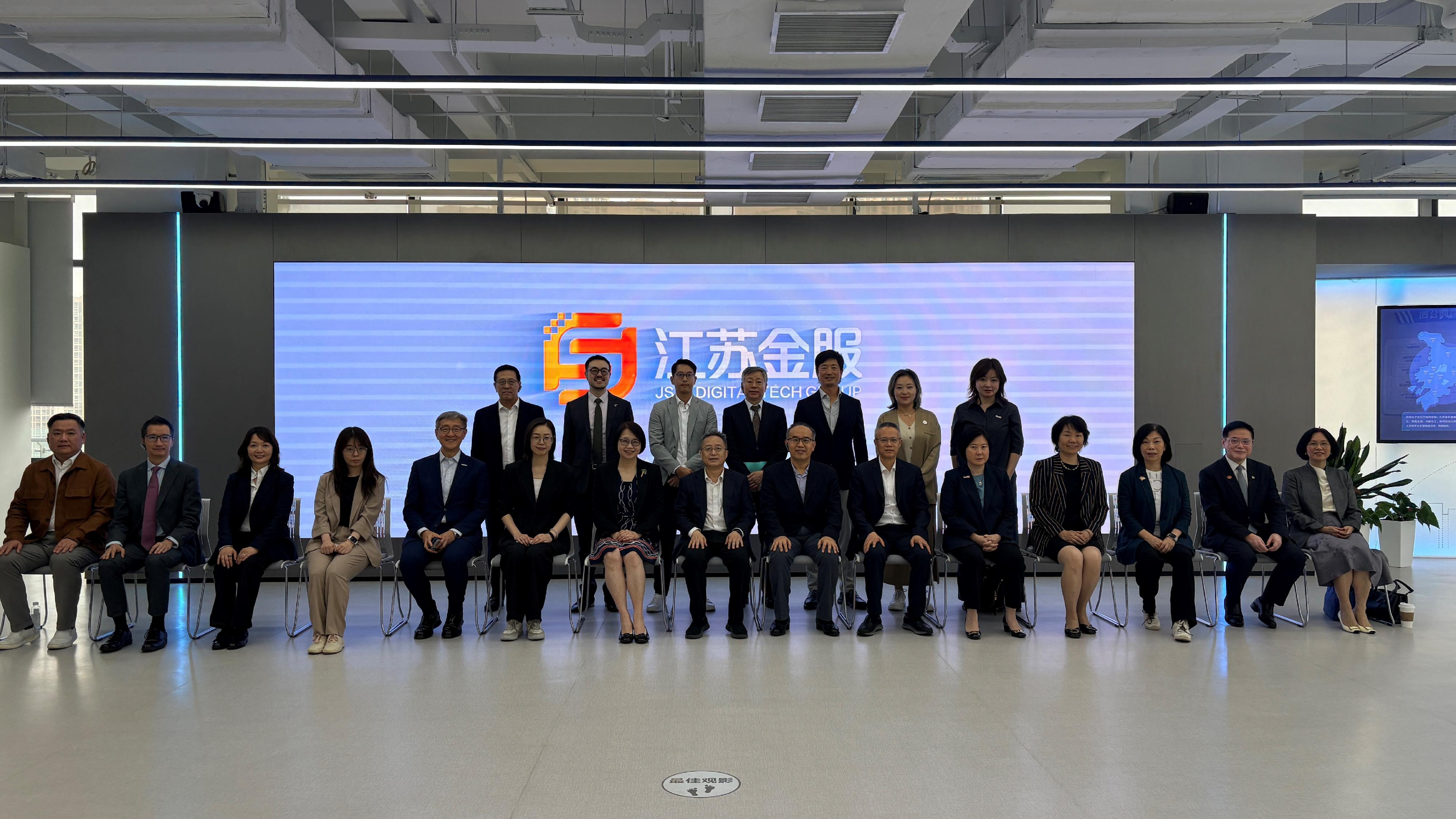 財經事務及庫務局(財庫局)局長許正宇與其率領的金融代表團昨日(六月十六日)展開蘇州訪問行程。圖示許正宇(前排右七)、江蘇省蘇州巿委常委、巿政府常務副巿長顧海東(前排中)、財庫局常任秘書長(財經事務)張馮泳萍(前排左七)、投資推廣署署長劉凱旋(前排右五)、引進重點企業辦公室主任任景信(前排左五)、香港駐上海經濟貿易辦事處主任黃凱怡(前排左三)和代表團成員參訪江蘇金服數字集團有限公司後,與集團董事長仇曉蘭(前排左六)合照。