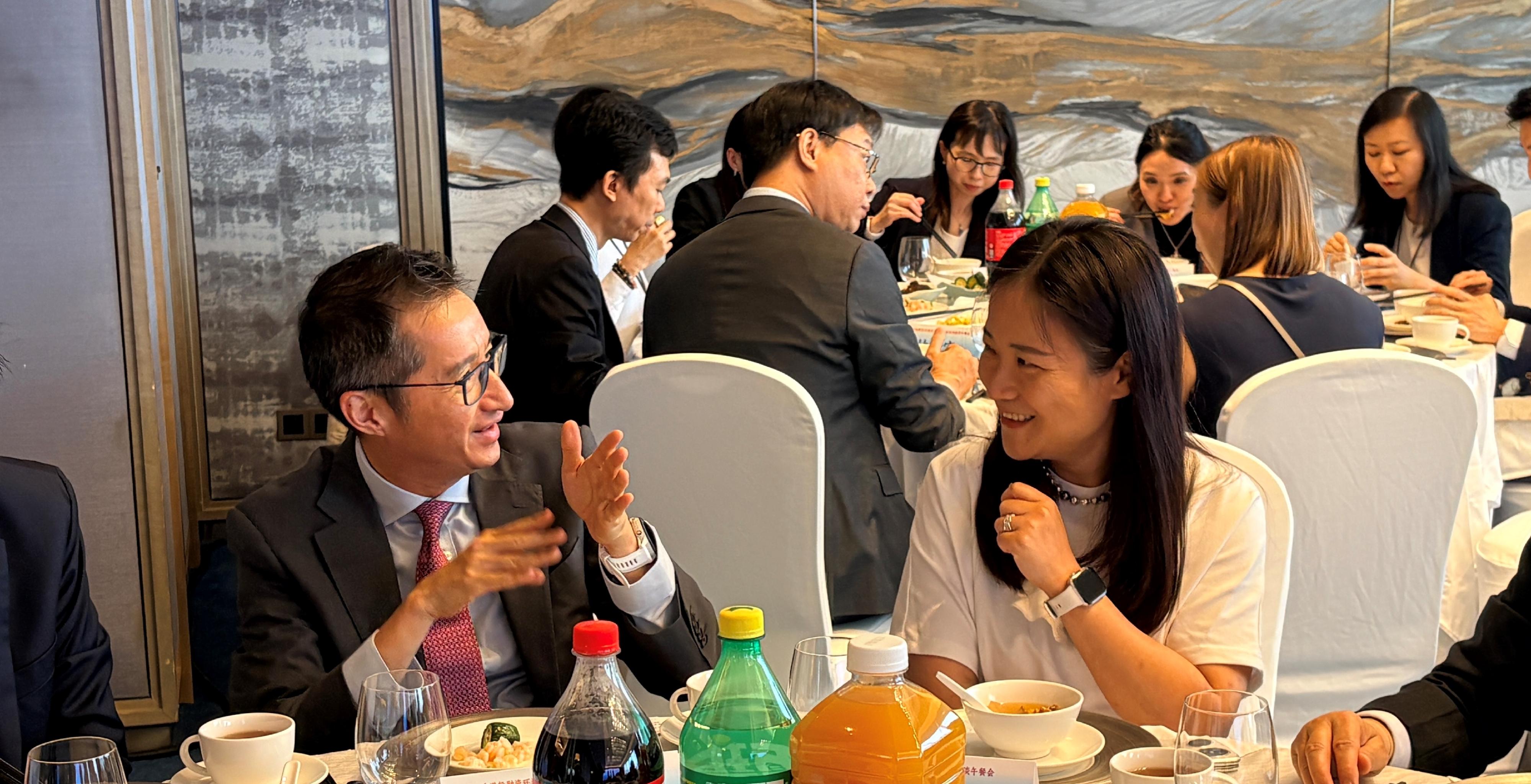 The Financial Services and the Treasury Bureau organised a networking luncheon in Suzhou yesterday (June 16) to provide opportunities for direct in-depth communications between the financial delegation led by the Secretary for Financial Services and the Treasury, Mr Christopher Hui, and Suzhou enterprises. Photo shows a member of the delegation exchanging views with a representative of enterprises.