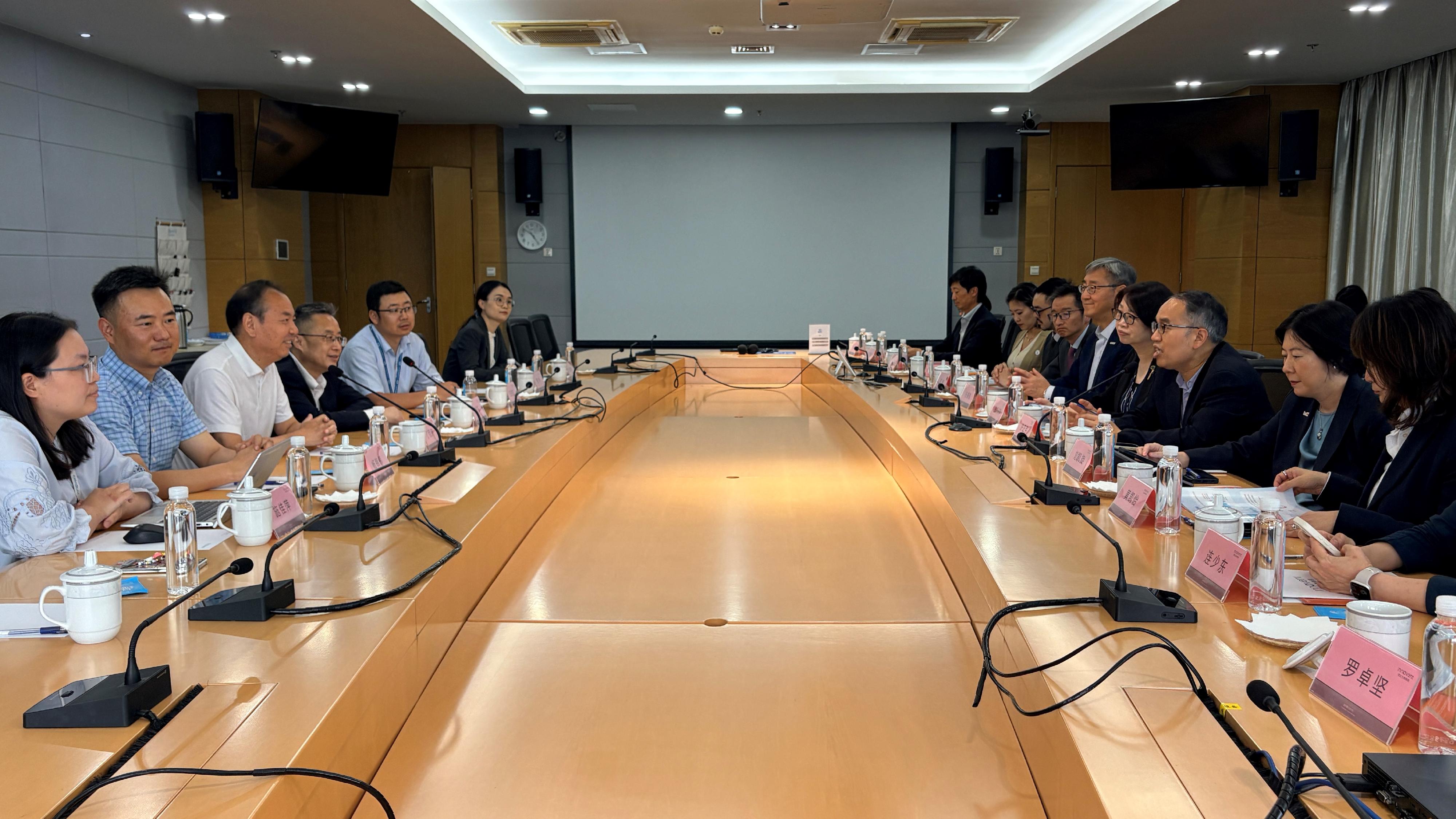 The Secretary for Financial Services and the Treasury, Mr Christopher Hui, and the financial delegation began their visit to Suzhou yesterday (June 16). Photo shows Mr Hui (third right), the Permanent Secretary for Financial Services and the Treasury (Financial Services), Mrs Angelina Cheung (fourth right), and members of the delegation exchanging views with the Senior Vice President of Innovent Biologics Inc, Mr Daniel Ding (third left), on how Hong Kong can assist the company to expand into global markets during their visit.