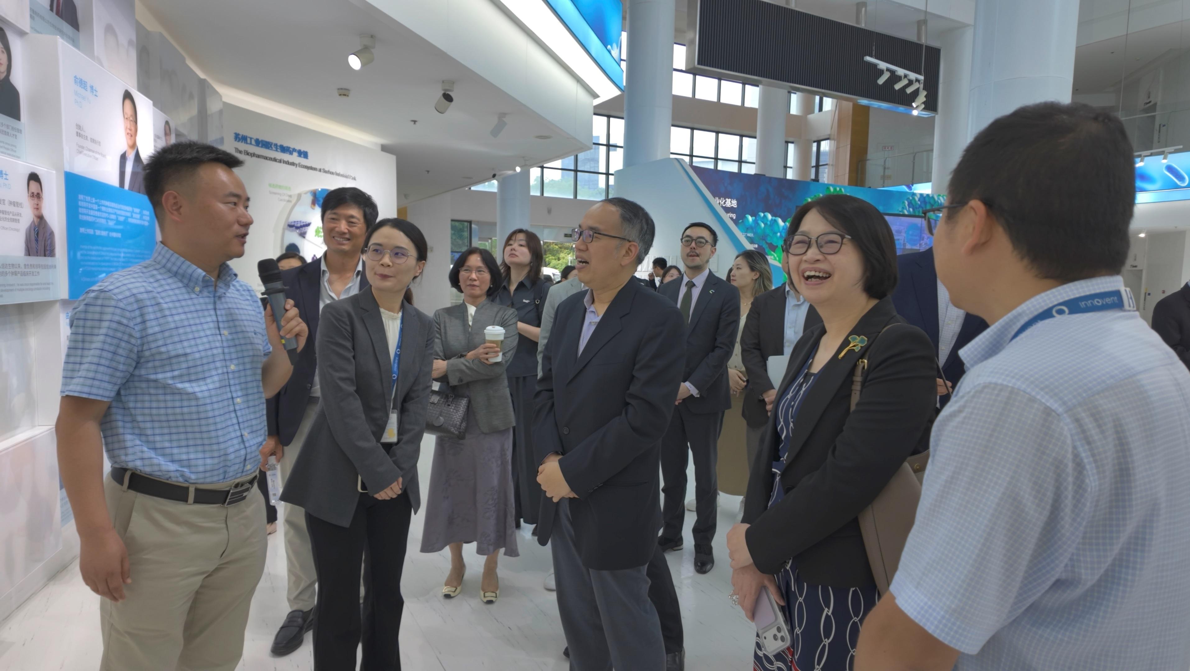The Secretary for Financial Services and the Treasury, Mr Christopher Hui, and the financial delegation began their visit to Suzhou yesterday (June 16). Photo shows Mr Hui (front row, centre), the Permanent Secretary for Financial Services and the Treasury (Financial Services), Mrs Angelina Cheung (front row, second right), and members of the delegation touring the exhibition hall of Innovent Biologics Inc to understand the company's development plans.