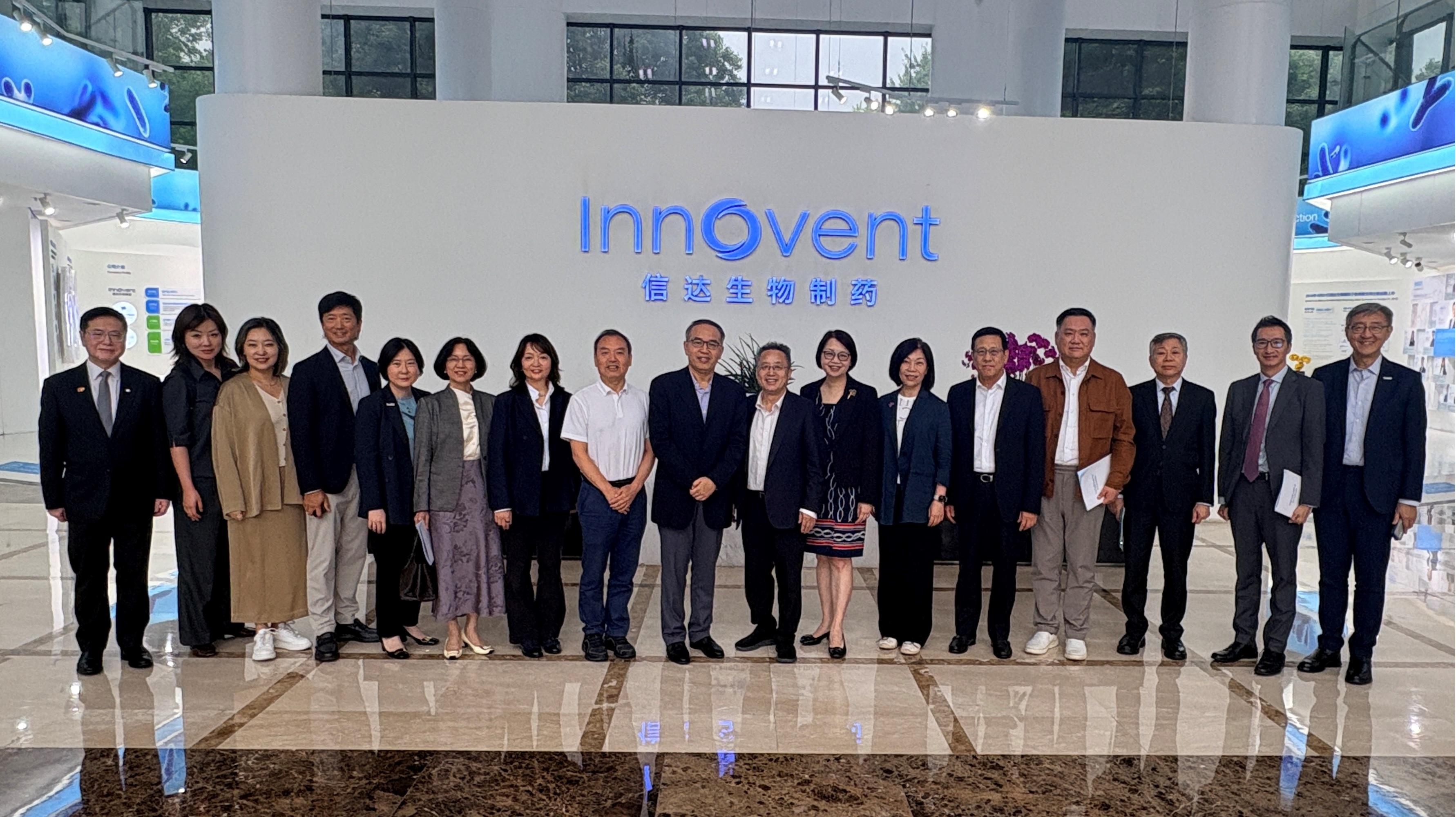 The Secretary for Financial Services and the Treasury, Mr Christopher Hui, and the financial delegation began their visit to Suzhou yesterday (June 16). Photo shows Mr Hui (centre); member of the Standing Committee of the CPC Suzhou Municipal Committee and Executive Vice Mayor of the Suzhou Municipal People's Government, Jiangsu Province, Mr Gu Haidong (eighth right); the Permanent Secretary for Financial Services and the Treasury (Financial Services), Mrs Angelina Cheung (seventh right); the Director-General of Investment Promotion of Invest Hong Kong, Ms Alpha Lau (fifth left); the Director-General of the Office for Attracting Strategic Enterprises, Mr Peter Yan (first right); the Director of the Hong Kong Economic and Trade Office in Shanghai, Ms Veronica Wong (seventh left), and members of the delegation with the Senior Vice President of Innovent Biologics Inc, Mr Daniel Ding (eighth left).