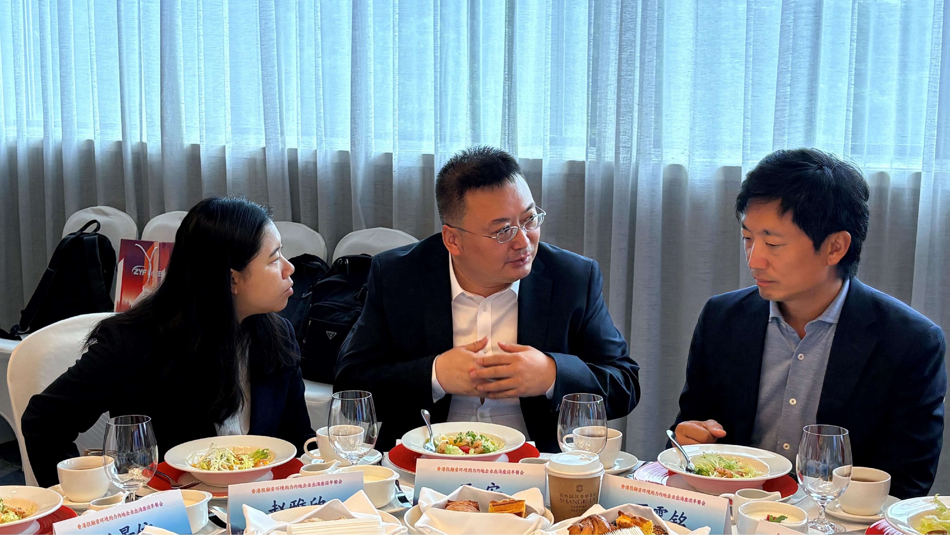 The Secretary for Financial Services and the Treasury, Mr Christopher Hui, and the financial delegation continued their visit to Suzhou today (June 17). Photo shows a member of the delegation exchanging views with a representative of Zhongyifeng Holding Group Co Limited at a breakfast networking meeting.