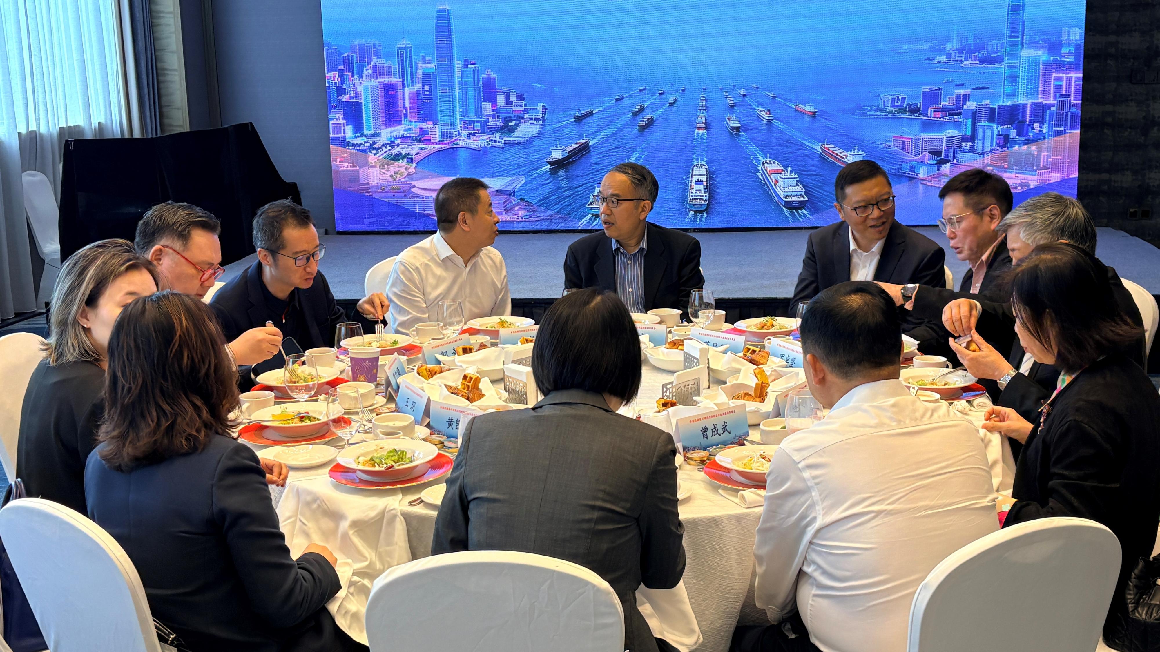 The Secretary for Financial Services and the Treasury, Mr Christopher Hui, and the financial delegation continued their visit to Suzhou today (June 17). Photo shows Mr Hui (fourth left) exchanging views with the Chairman of the Group Board, Zhongyifeng Holding Group Co Limited, Mr Gong Changyi (third left), to learn about the company's expansion of business to overseas markets and in Hong Kong at a breakfast networking meeting.