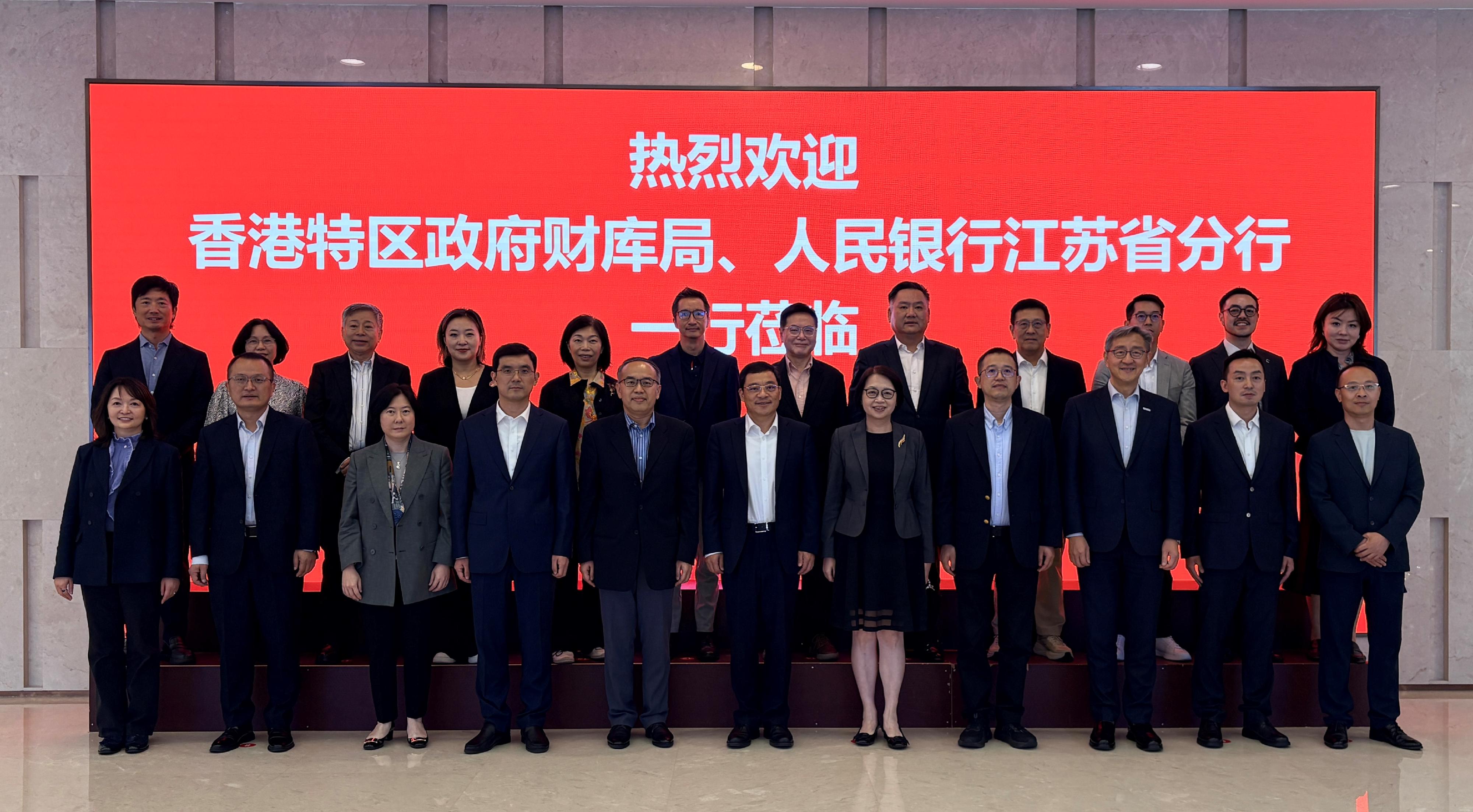 The Secretary for Financial Services and the Treasury, Mr Christopher Hui, and the financial delegation continued their visit to Suzhou today (June 17). Photo shows Mr Hui (front row, fifth left); the Permanent Secretary for Financial Services and the Treasury (Financial Services), Mrs Angelina Cheung (front row, fifth right); the Director-General of Investment Promotion of Invest Hong Kong, Ms Alpha Lau (front row, third left); the Director-General of the Office for Attracting Strategic Enterprises, Mr Peter Yan (front row, third right); the Director of the Hong Kong Economic and Trade Office in Shanghai, Ms Veronica Wong (front row, first left), and members of the delegation with the Governor of the Jiangsu Branch of the People's Bank of China, Mr Zhou Chengjun (front row, centre), after their visit to the bank.