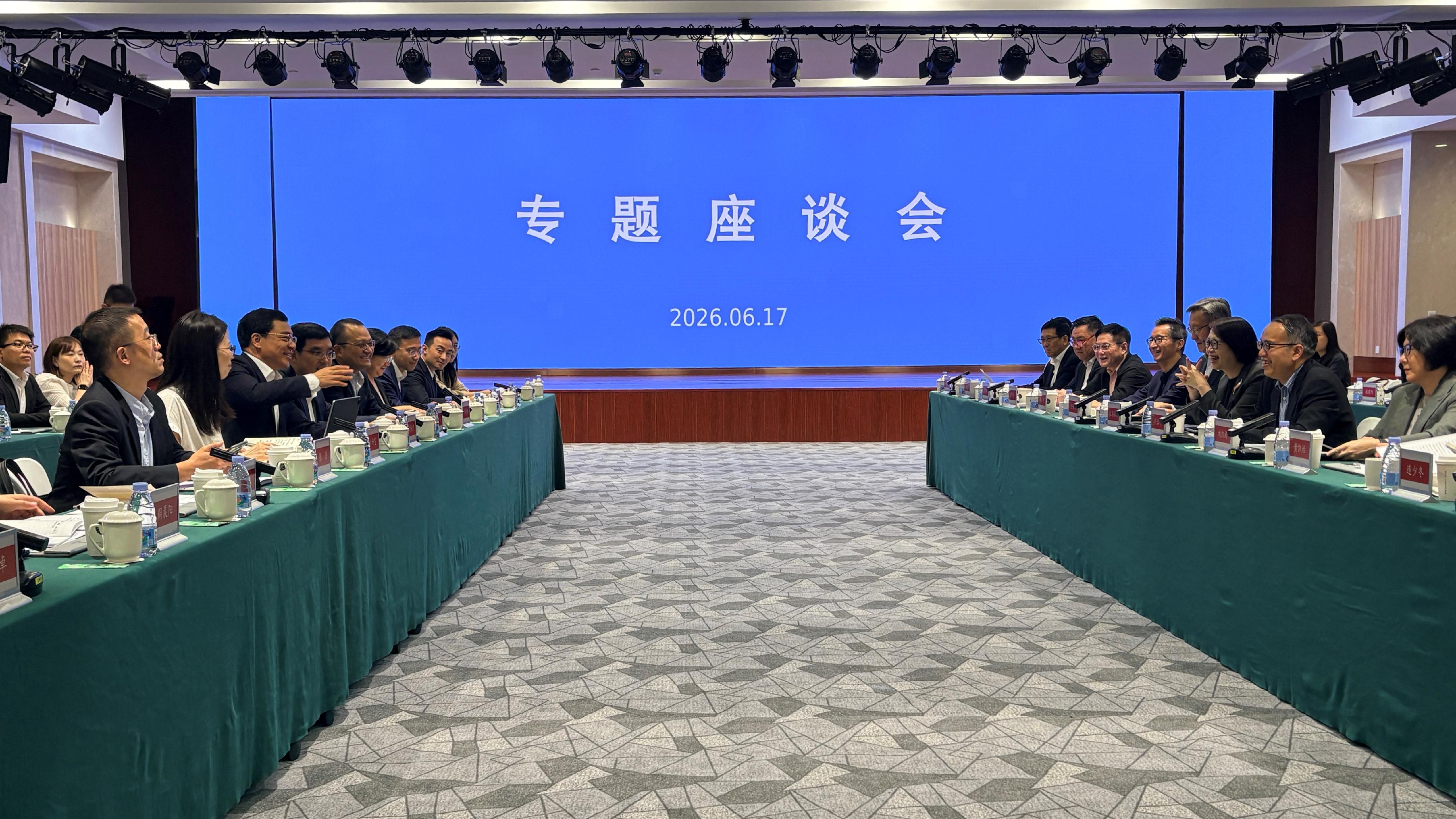 The Secretary for Financial Services and the Treasury, Mr Christopher Hui, and the financial delegation continued their visit to Suzhou today (June 17). Photo shows Mr Hui (second right); the Permanent Secretary for Financial Services and the Treasury (Financial Services), Mrs Angelina Cheung (third right), and members of the delegation meeting with the Governor of the Jiangsu Branch of the People's Bank of China, Mr Zhou Chengjun (third left), and engaging in discussions on fintech and e-CNY (digital renminbi) during their visit to the bank.