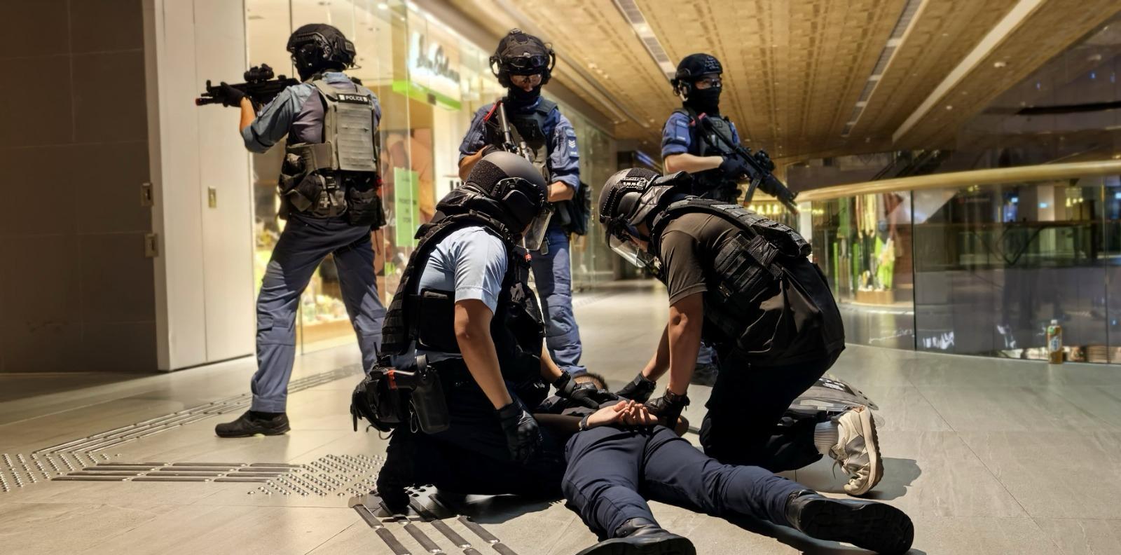 警務處昨日(六月十六日)晚上至今日(六月十七日)凌晨聯同多個政府部門及相關機構,在香港國際機場和東涌順利進行代號為「鐵壁」(SECUREWALL)的大型跨部門反恐、重大事故及安保演習。演習同時模擬東涌一大型商場接連發生兇徒持刀襲擊途人及大範圍電力中斷事故,反恐特勤隊及機動部隊人員迅速制服持械施襲者。