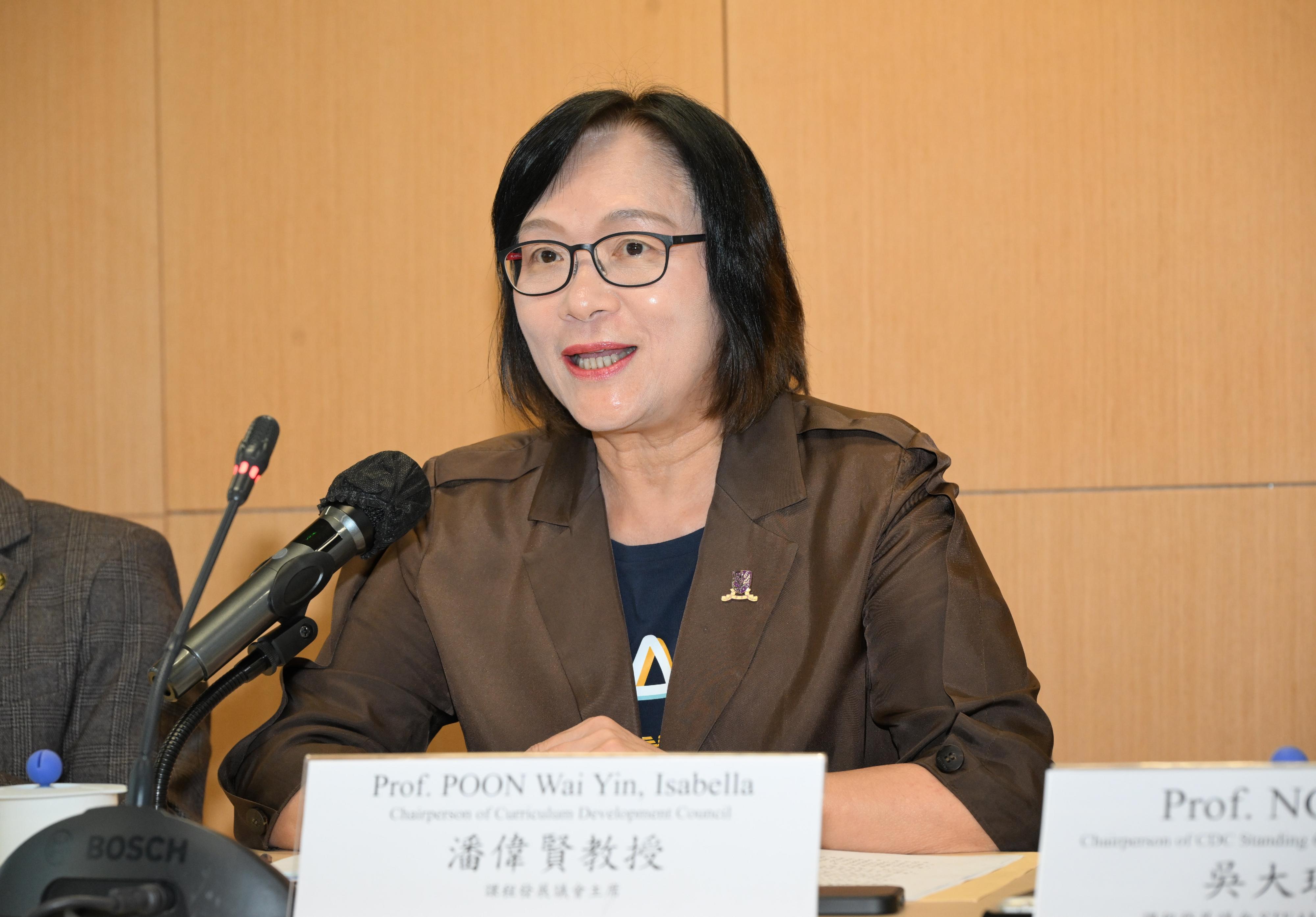 教育局今日（六月十七日）公布課程發展議會編訂的《中小學數字教育發展藍圖》（《藍圖》）。圖示議會主席潘偉賢教授簡介《藍圖》的發展重點和推行策略。