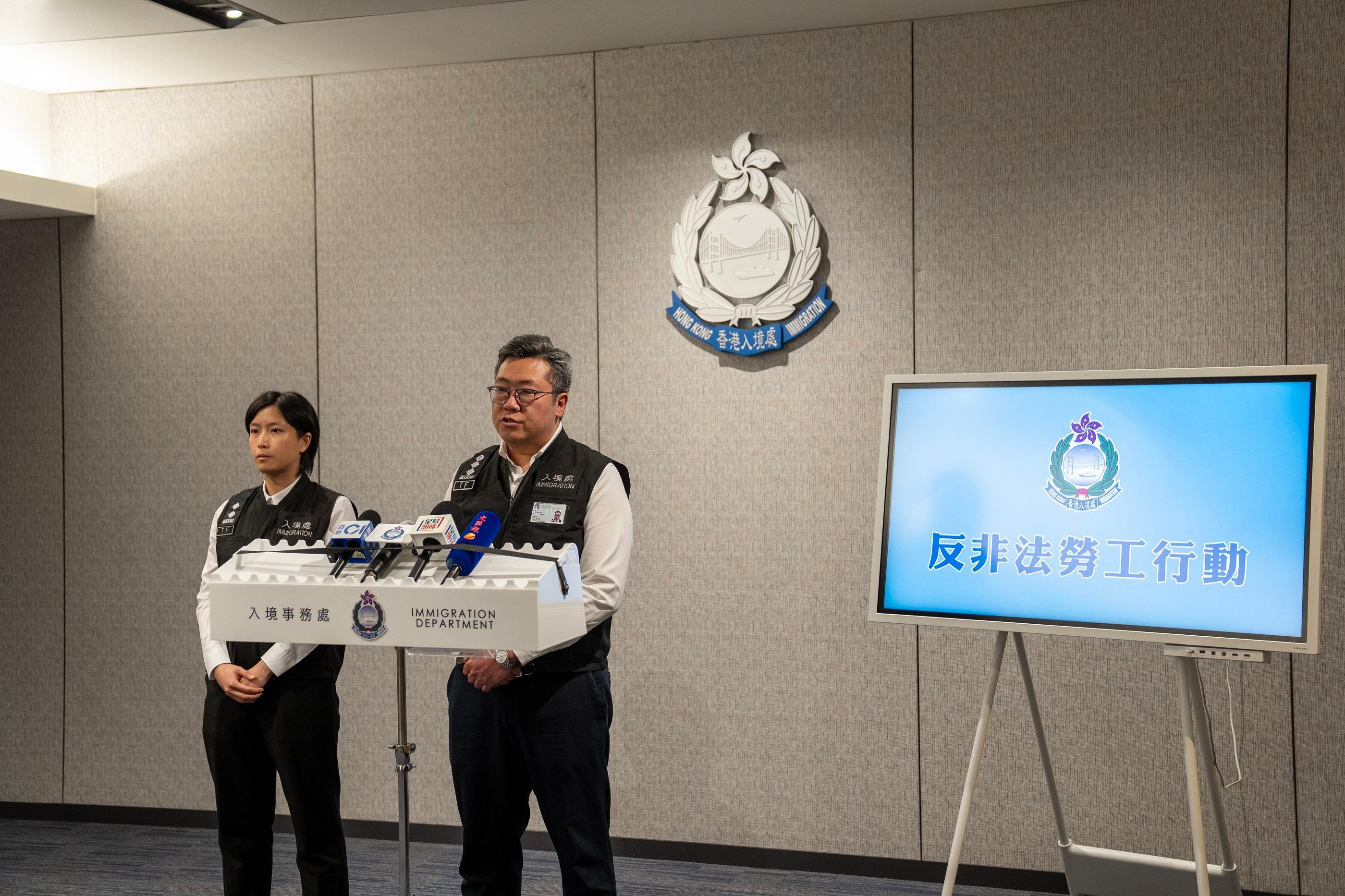 入境處於六月十日至昨日(六月十六日)展開代號為「促進行動」的反非法勞工行動。圖示總入境事務主任李烱超(右)今日(六月十七日)講述行動細節。