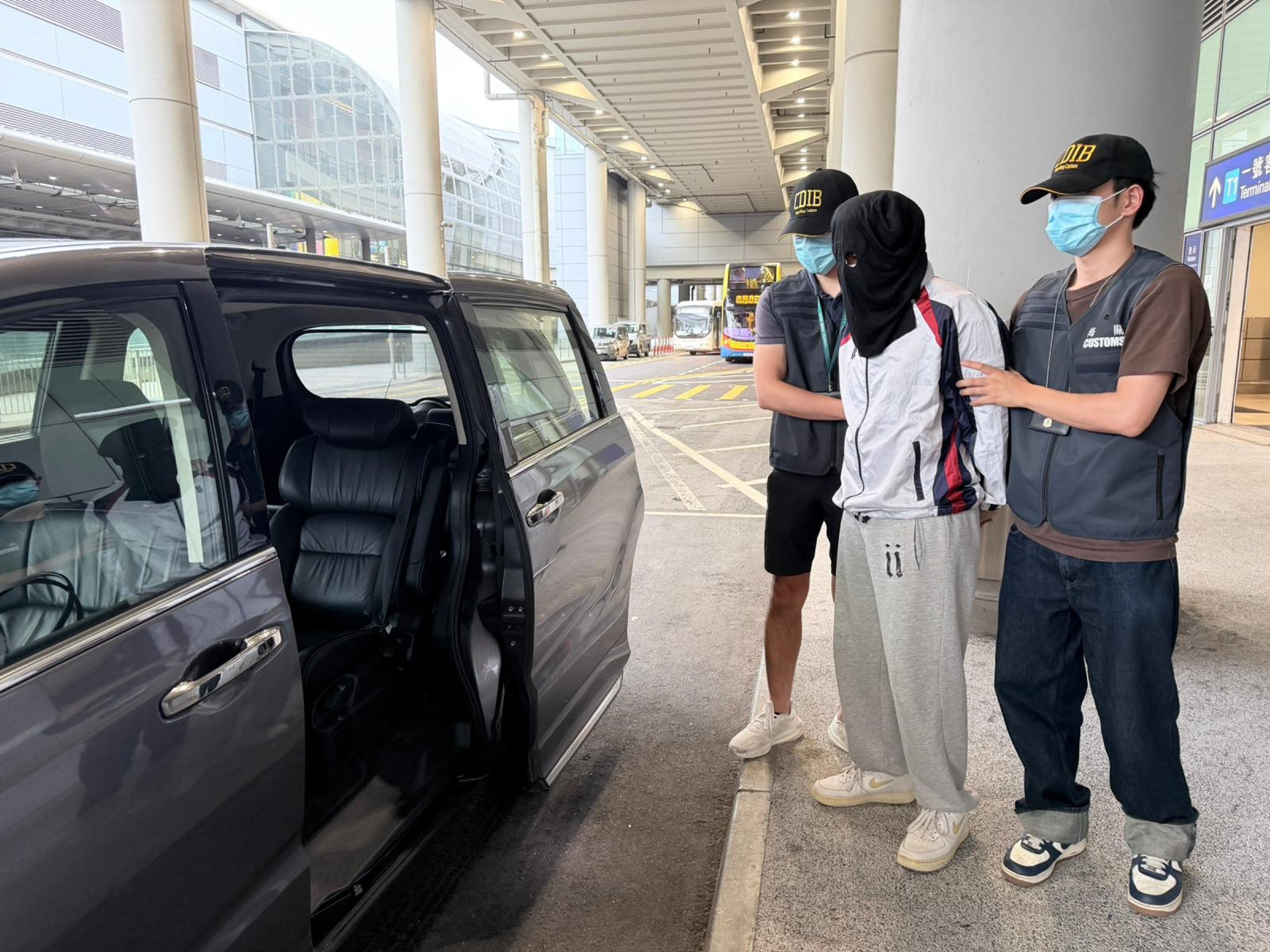 香港海關昨日(六月十六日)在香港國際機場偵破一宗行李藏毒的販毒案件,檢獲約八公斤懷疑大麻花,市值約一百四十萬元。圖示案件中的被捕人士。