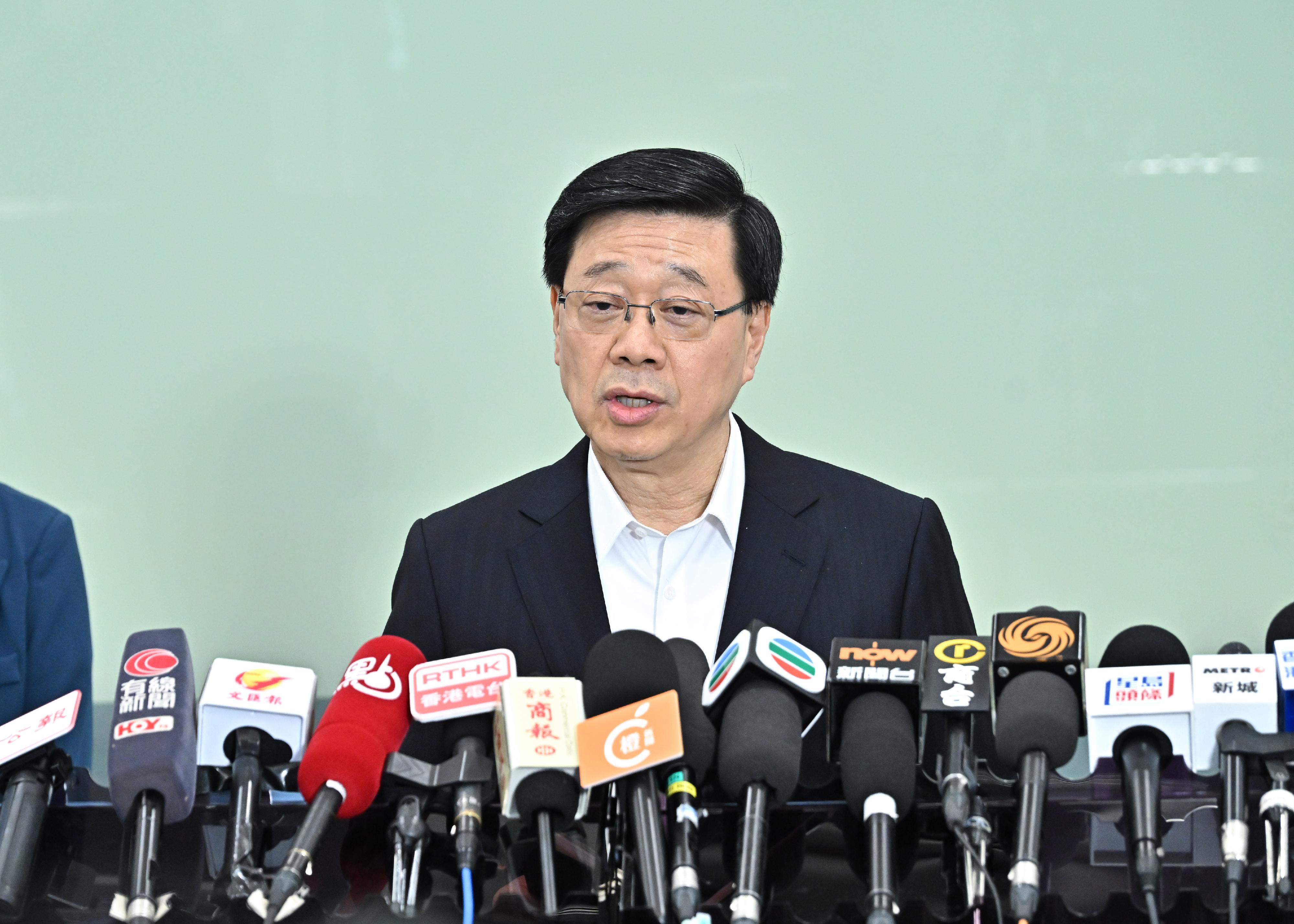 行政長官李家超今日(六月十七日)在深圳灣口岸為中央港澳工作辦公室主任、國務院港澳事務辦公室主任夏寶龍送行後會見傳媒。