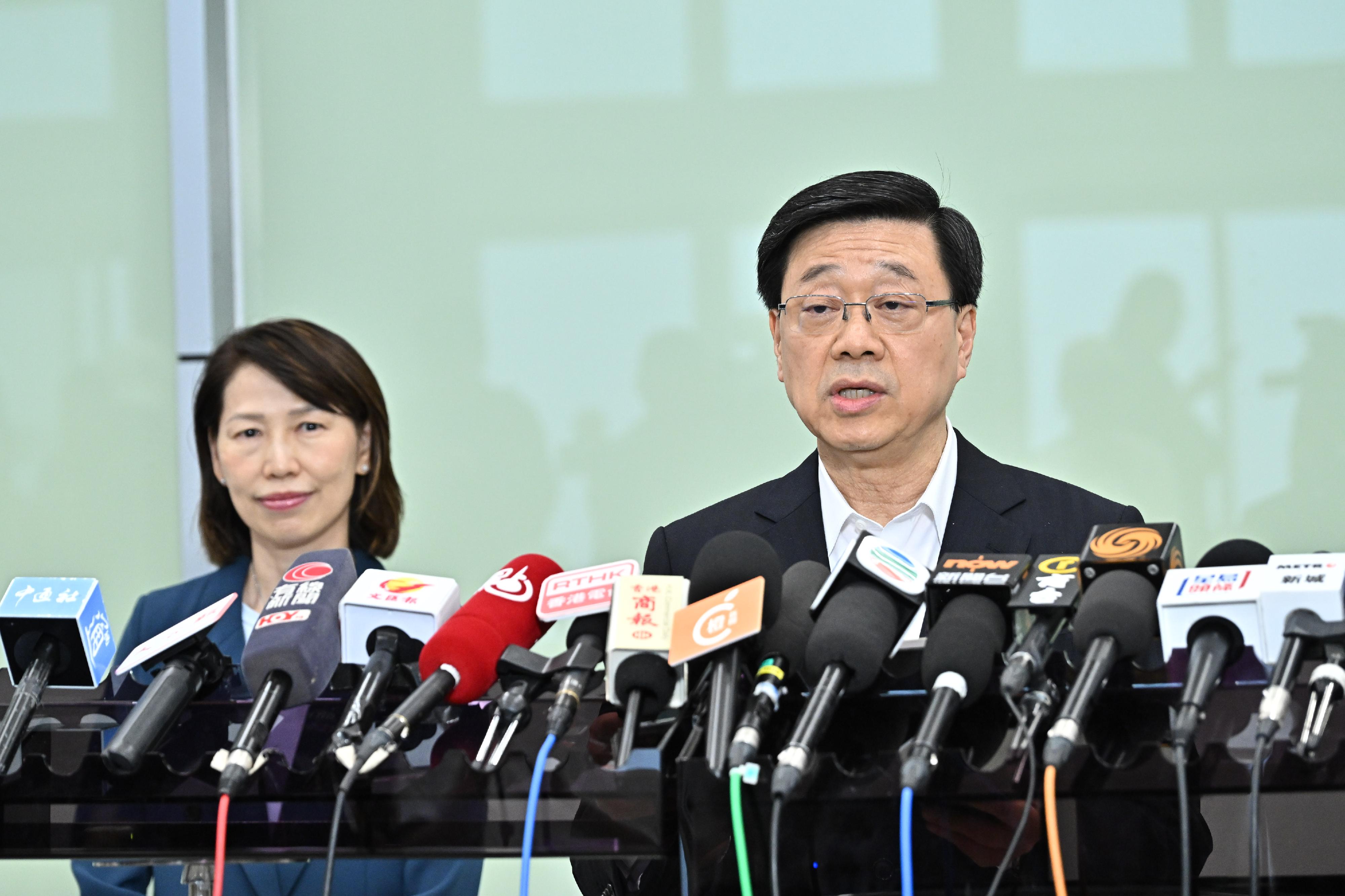 行政長官李家超(右)今日(六月十七日)與行政長官辦公室主任葉文娟(左)在深圳灣口岸為中央港澳工作辦公室主任、國務院港澳事務辦公室主任夏寶龍送行後會見傳媒。