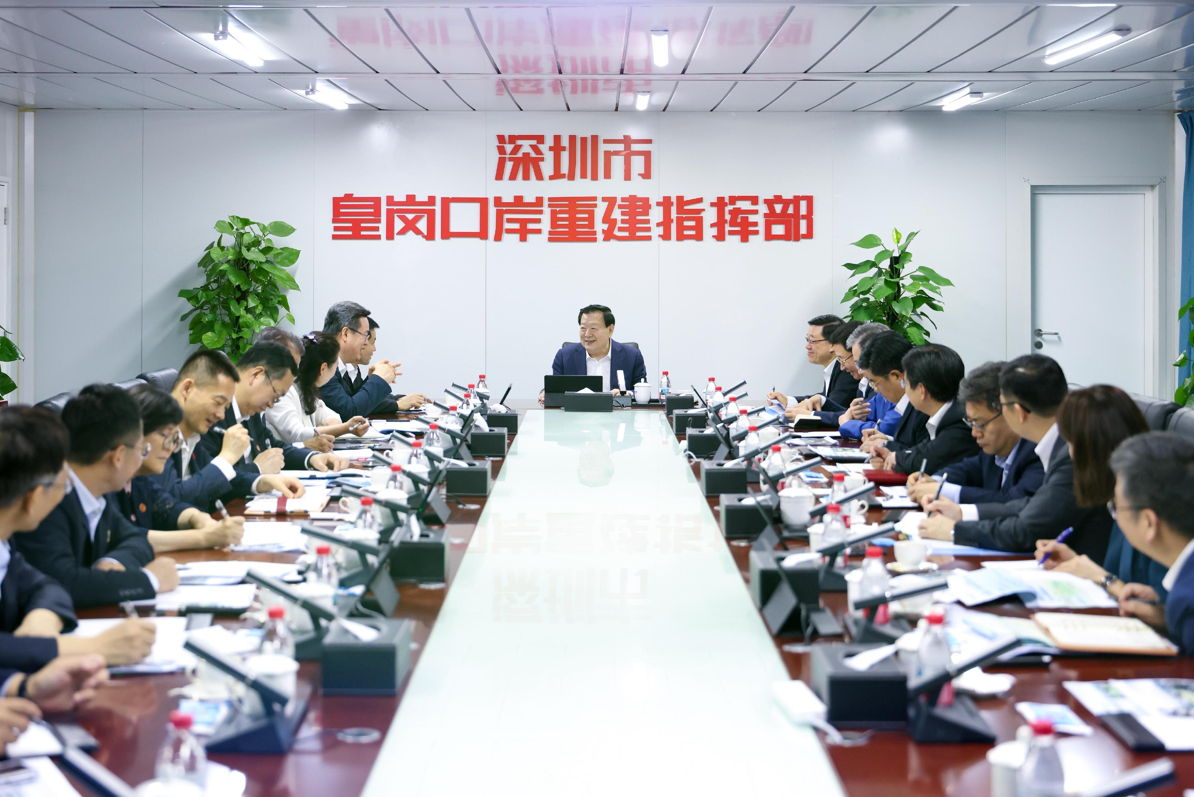 中央港澳工作辦公室主任、國務院港澳事務辦公室主任夏寶龍(右十)今日(六月十七日)在行政長官李家超(右九)陪同下,到新皇崗口岸考察。