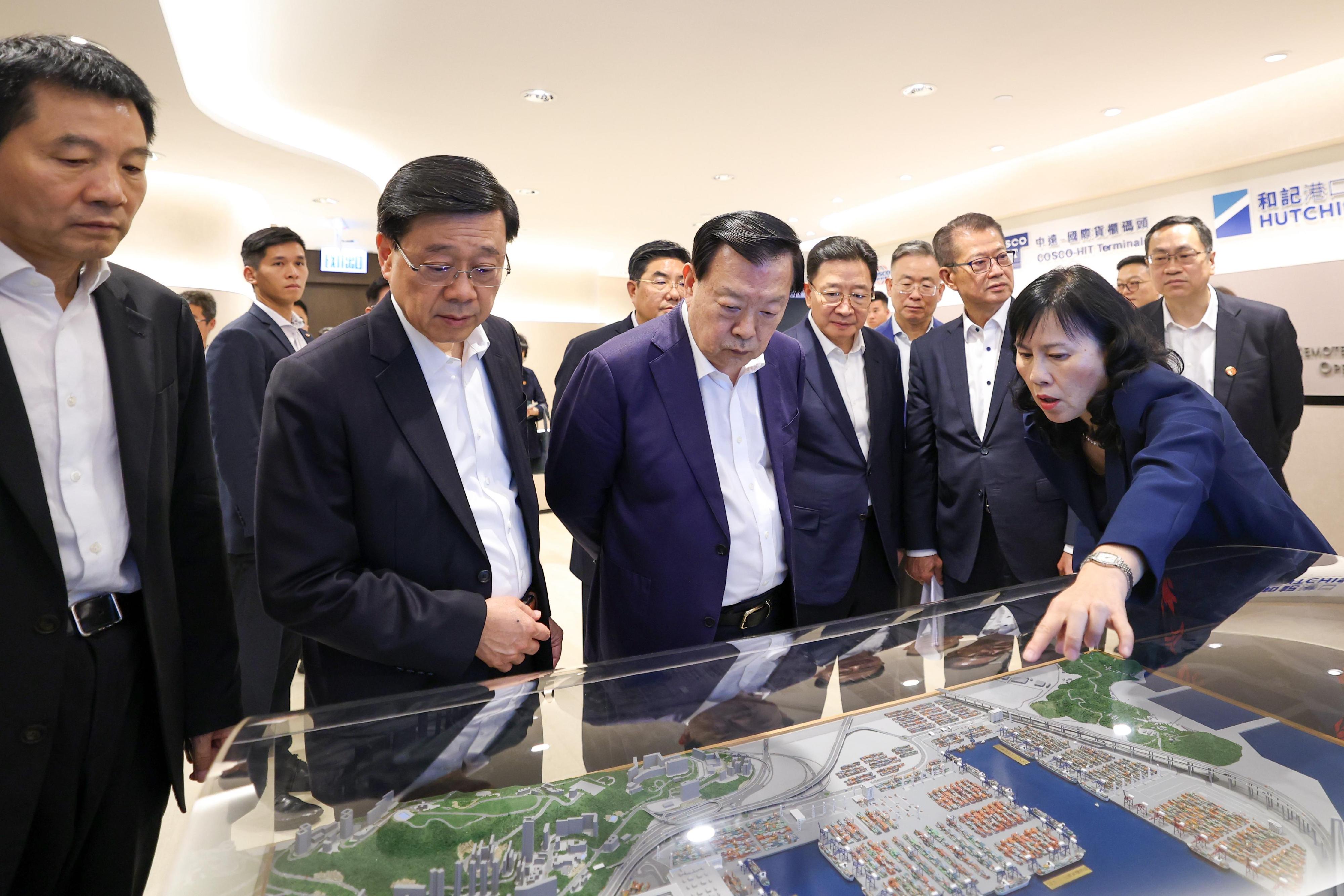 中央港澳工作辦公室主任、國務院港澳事務辦公室主任夏寶龍(左三)今日(六月十七日)在行政長官李家超(左二)陪同下,到訪葵涌八號貨櫃碼頭,聽取運輸及物流局局長陳美寶(右一)簡介港口情況。