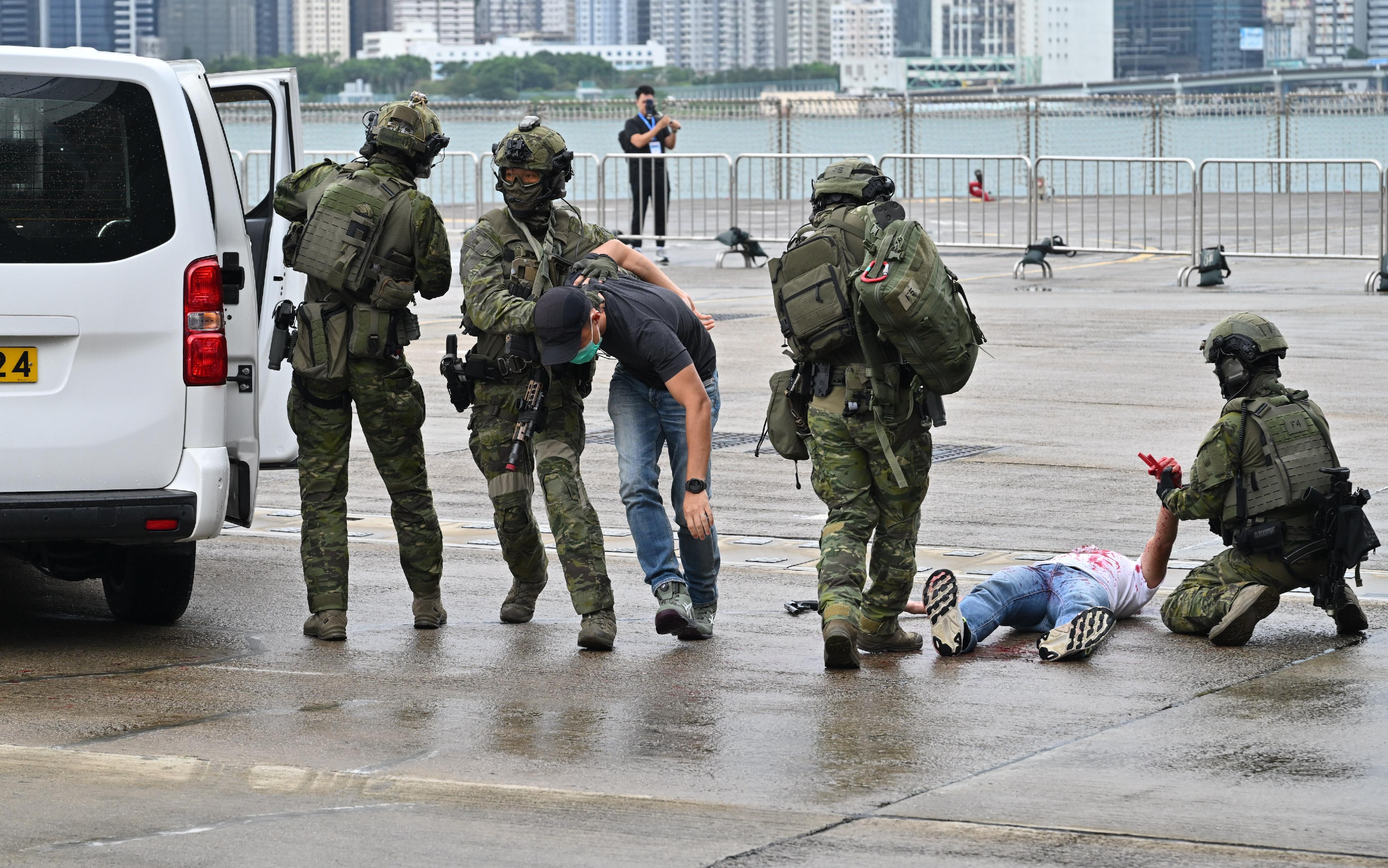 The Government Flying Service today (June 18) conducted an interdepartmental counter-terrorism drill at the International Symposium on Emergency Response and Aeromedical Services. Photo shows police officers subduing a terrorist during the drill.