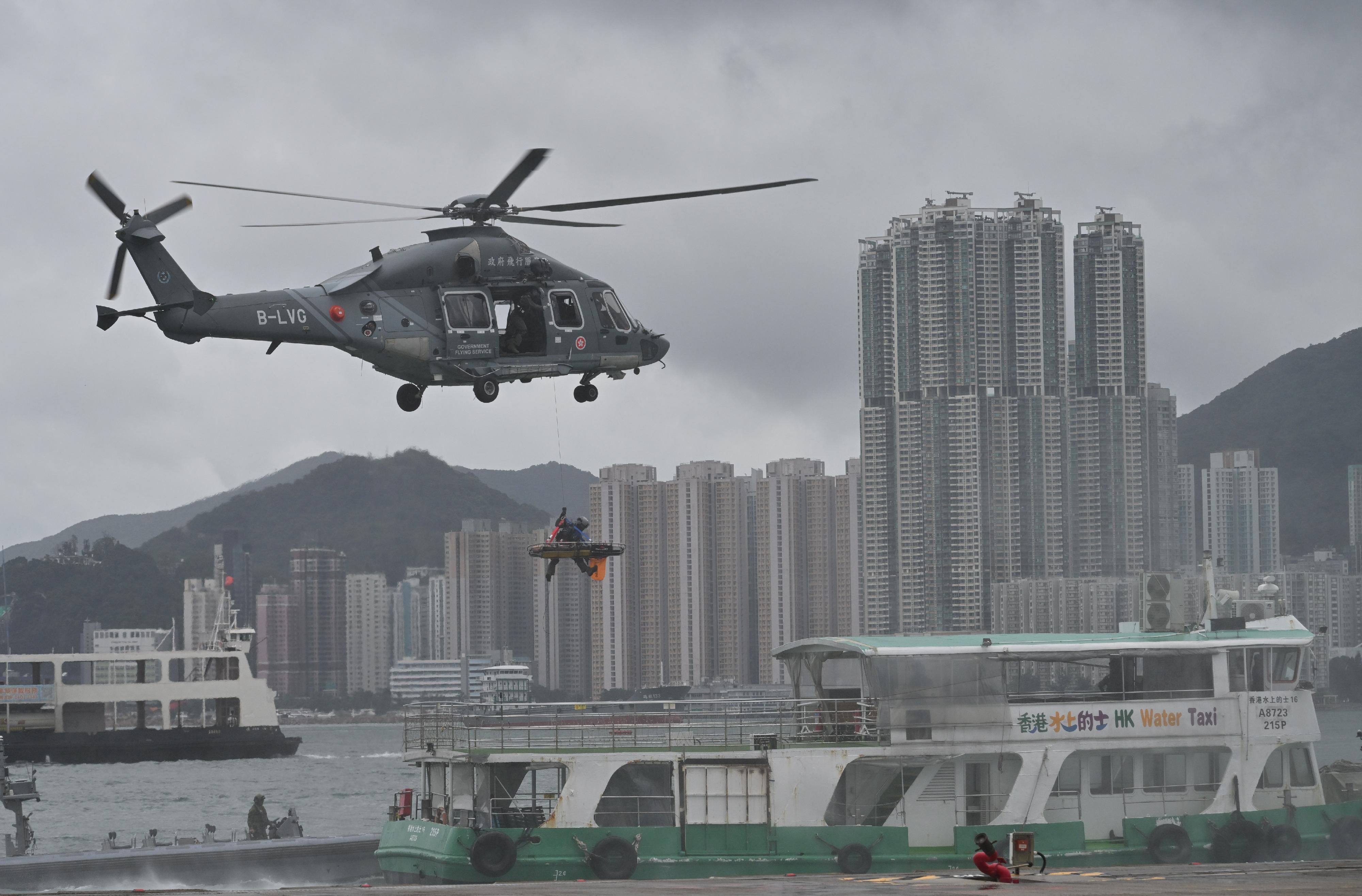 政府飛行服務隊舉辦的「國際應急與航空醫療交流會議」今日(六月十八日)舉行跨部門反恐演練。圖示政府飛行服務隊在演練中利用直升機提供空中支援,拯救被槍傷的傷者。