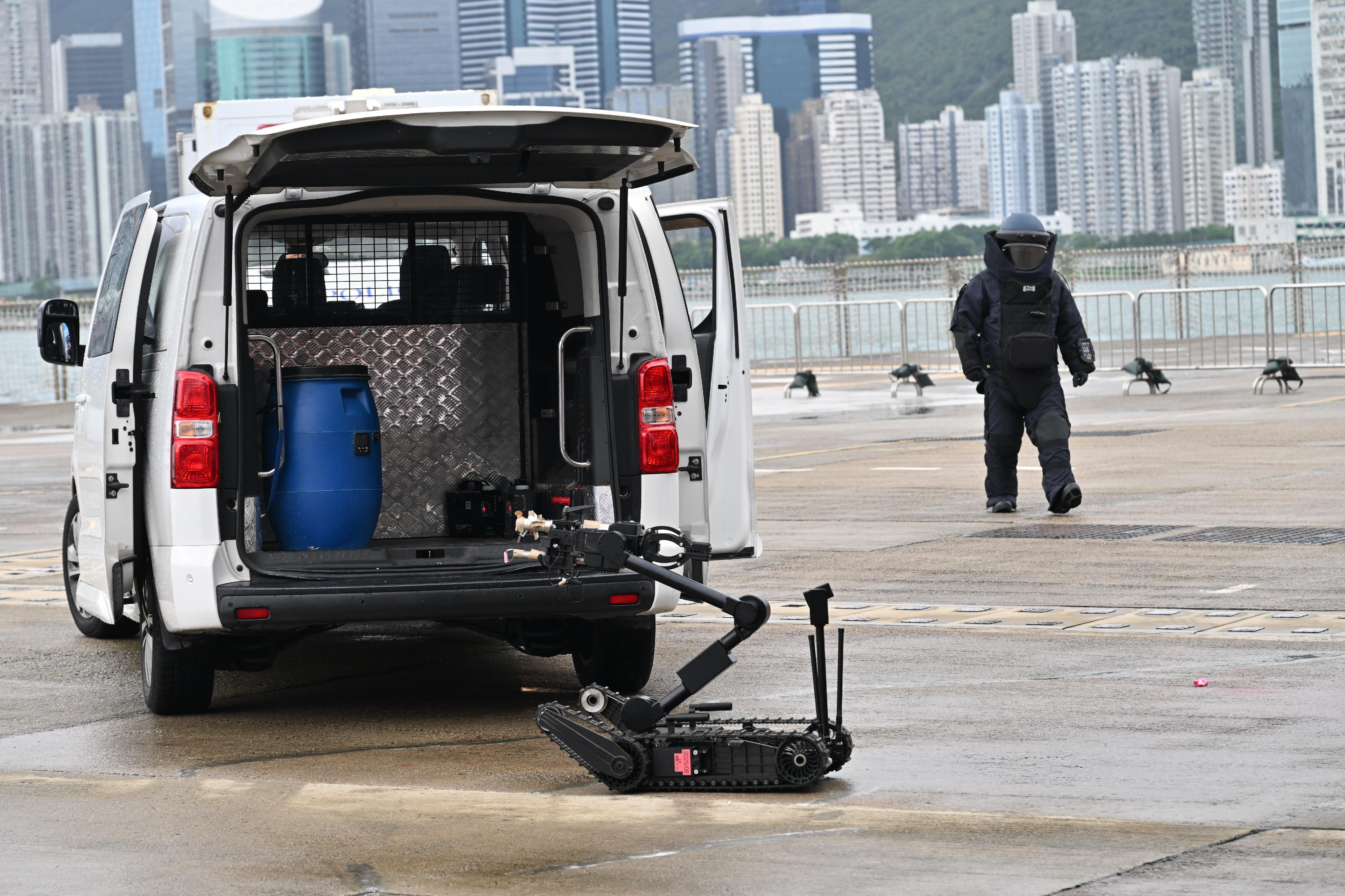 政府飛行服務隊舉辦的「國際應急與航空醫療交流會議」今日(六月十八日)舉行跨部門反恐演練。圖示警方爆炸品處理課人員在演練中運用機械人處理土製炸彈。
