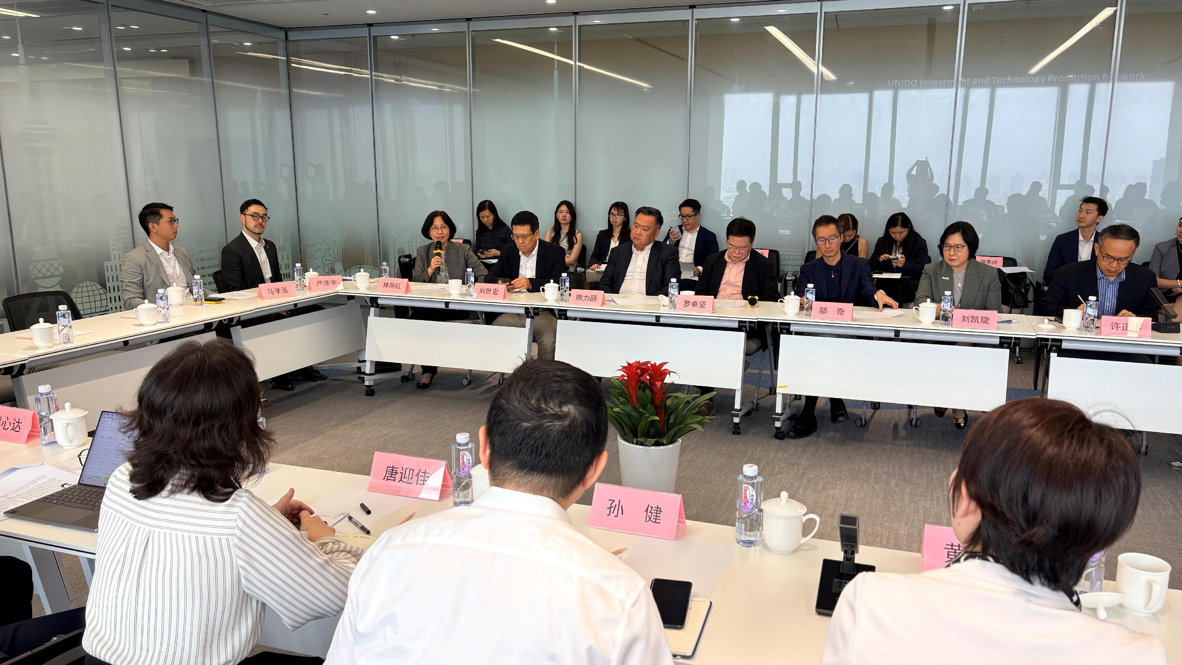 財經事務及庫務局(財庫局)局長許正宇與其率領的金融代表團昨日(六月十七日)到達上海,參訪上海市浦東新區企業走出去綜合服務中心。圖示代表團成員在座談會上與內地企業代表交流,介紹香港金融巿場,以至法律和其他專業服務上的各項優勢,和經香港出海可得到的多項支援。