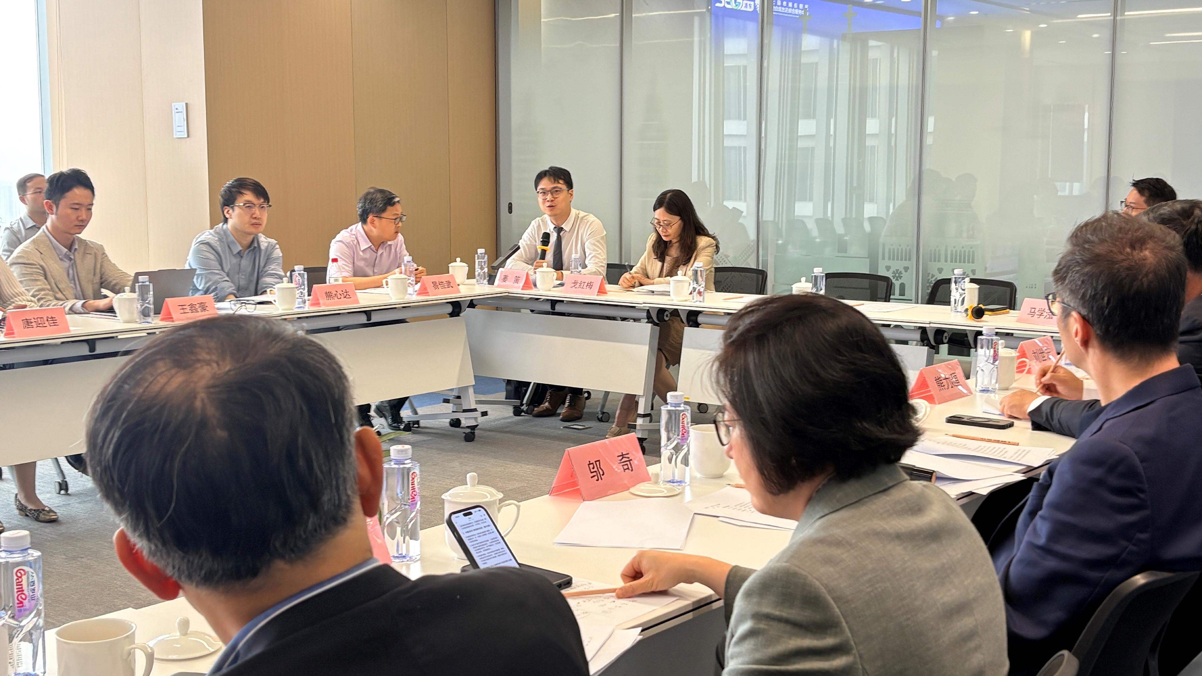 財經事務及庫務局(財庫局)局長許正宇與其率領的金融代表團昨日(六月十七日)到達上海,參訪上海市浦東新區企業走出去綜合服務中心。圖示內地企業代表在座談會上與代表團交流。