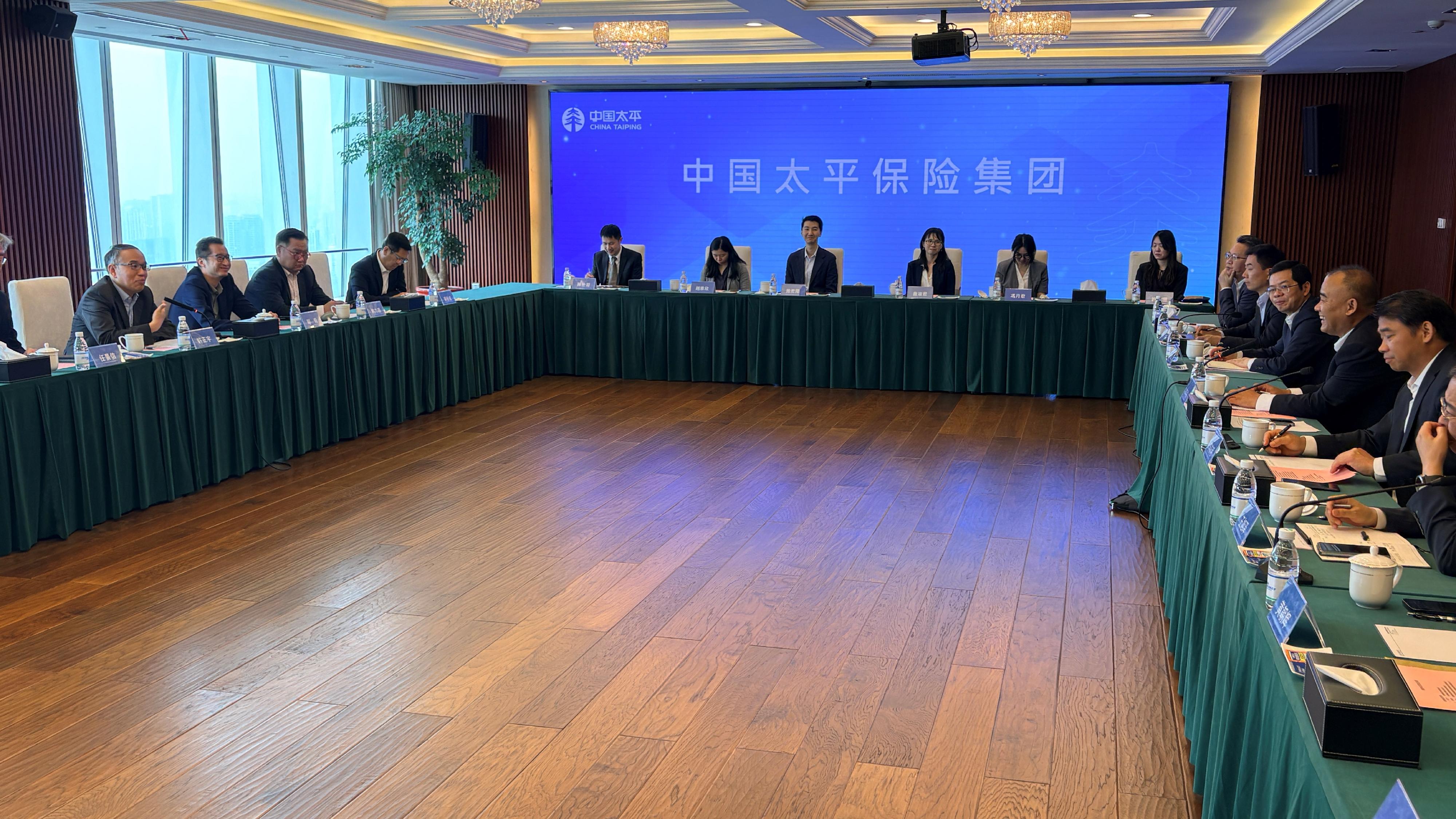 財經事務及庫務局局長許正宇與其率領的金融代表團今日(六月十八日)繼續上海訪問行程,參訪中國太平保險集團。圖示許正宇(左一)和代表團成員,與集團副董事長、總經理李可東(右二)和其他高級管理層會面,雙方就兩地保險業最新狀況,以及該集團在香港與內地金融業互聯互通下的工作成果交流意見。