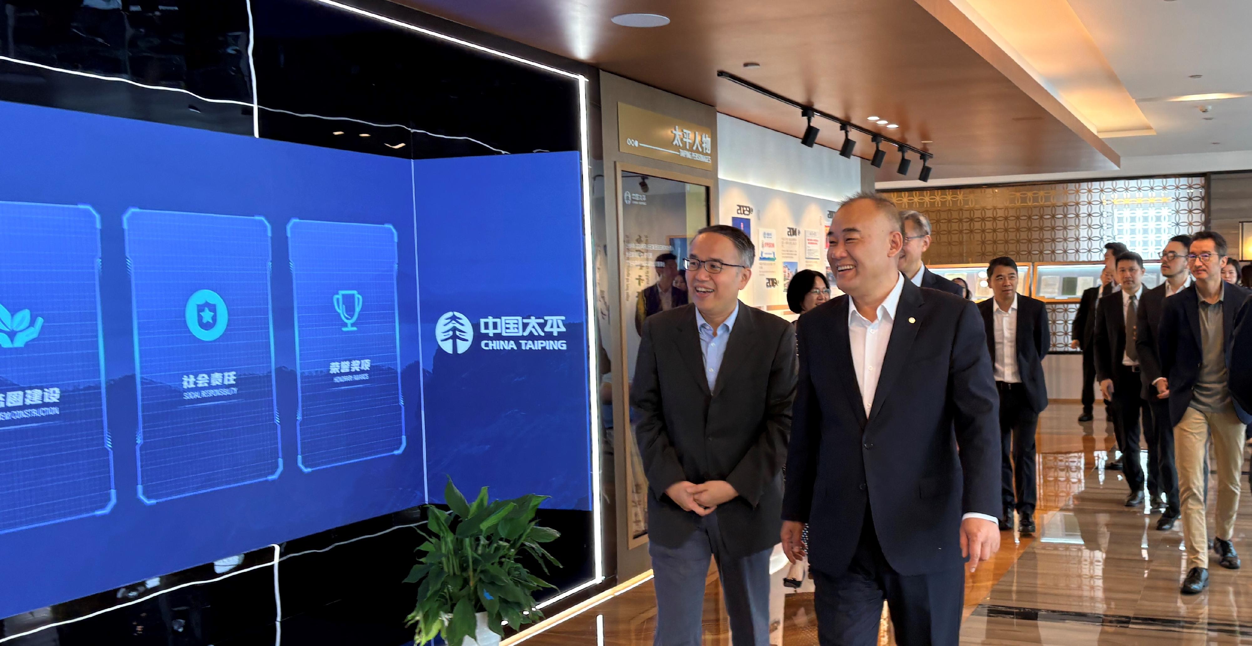 The Secretary for Financial Services and the Treasury, Mr Christopher Hui, and the financial delegation continued their visit to Shanghai and visited the China Taiping Insurance Group today (June 18). Photo shows Mr Hui (first left) and members of the delegation on a visit to understand the company's overall development and its support to Hong Kong’s development as an international financial centre. With Mr Hui is the China Taiping Insurance Group Vice Chairman and General Manager, Mr Li Kedong (second left).
