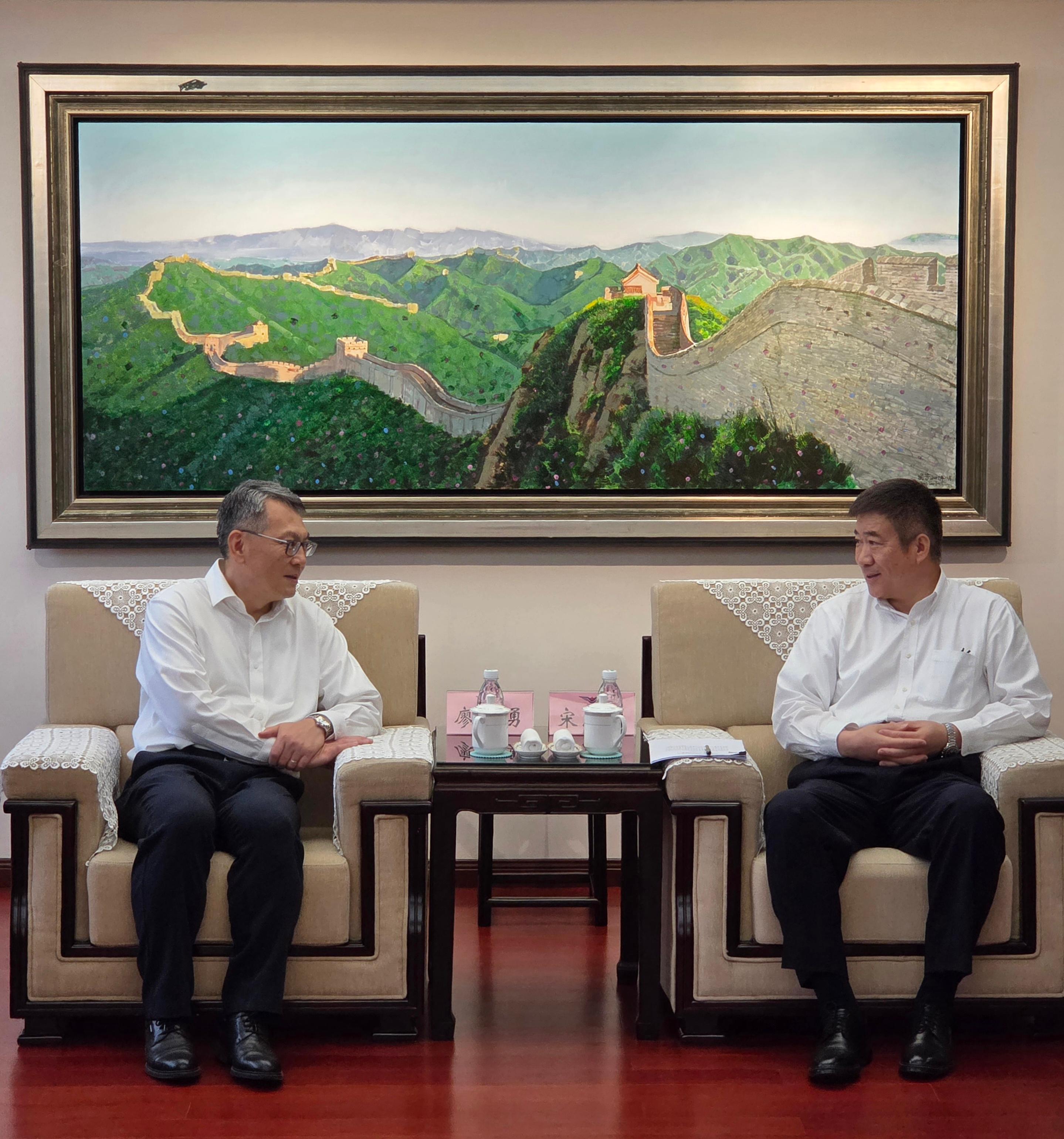 The Director-General of Civil Aviation, Mr Victor Liu (left), arrived in Beijing yesterday (June 17) and began his visit programme. Mr Liu called on the Administrator of the Civil Aviation Administration of China, Mr Song Zhiyong (right) today (June 18) to exchange views on strengthening co-operation on civil aviation.
