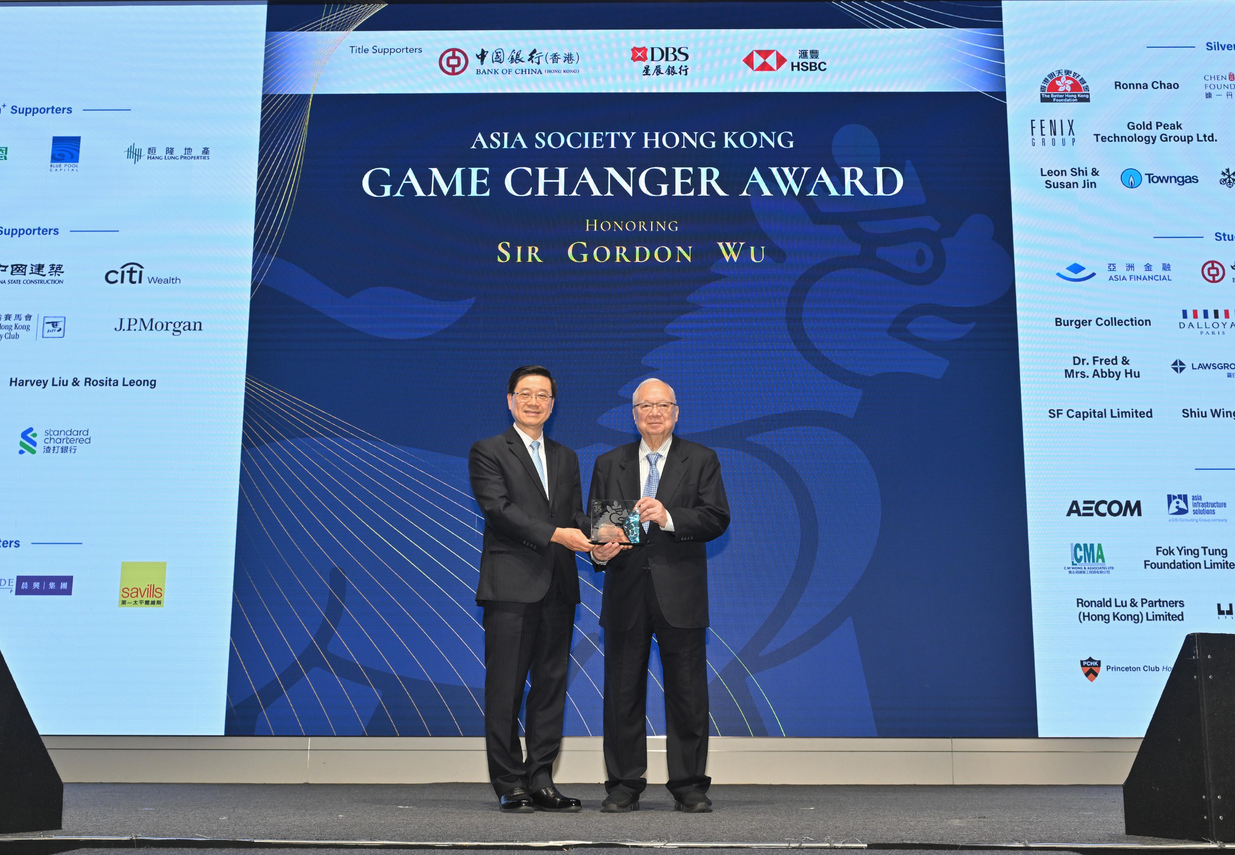 The Chief Executive, Mr John Lee, speaks at the Asia Society Hong Kong Game Changer Award today (June 18). Photo shows Mr Lee (left) presenting an award to the Chairman of the Board of Hopewell Holdings Limited, Sir Gordon Wu (right).
