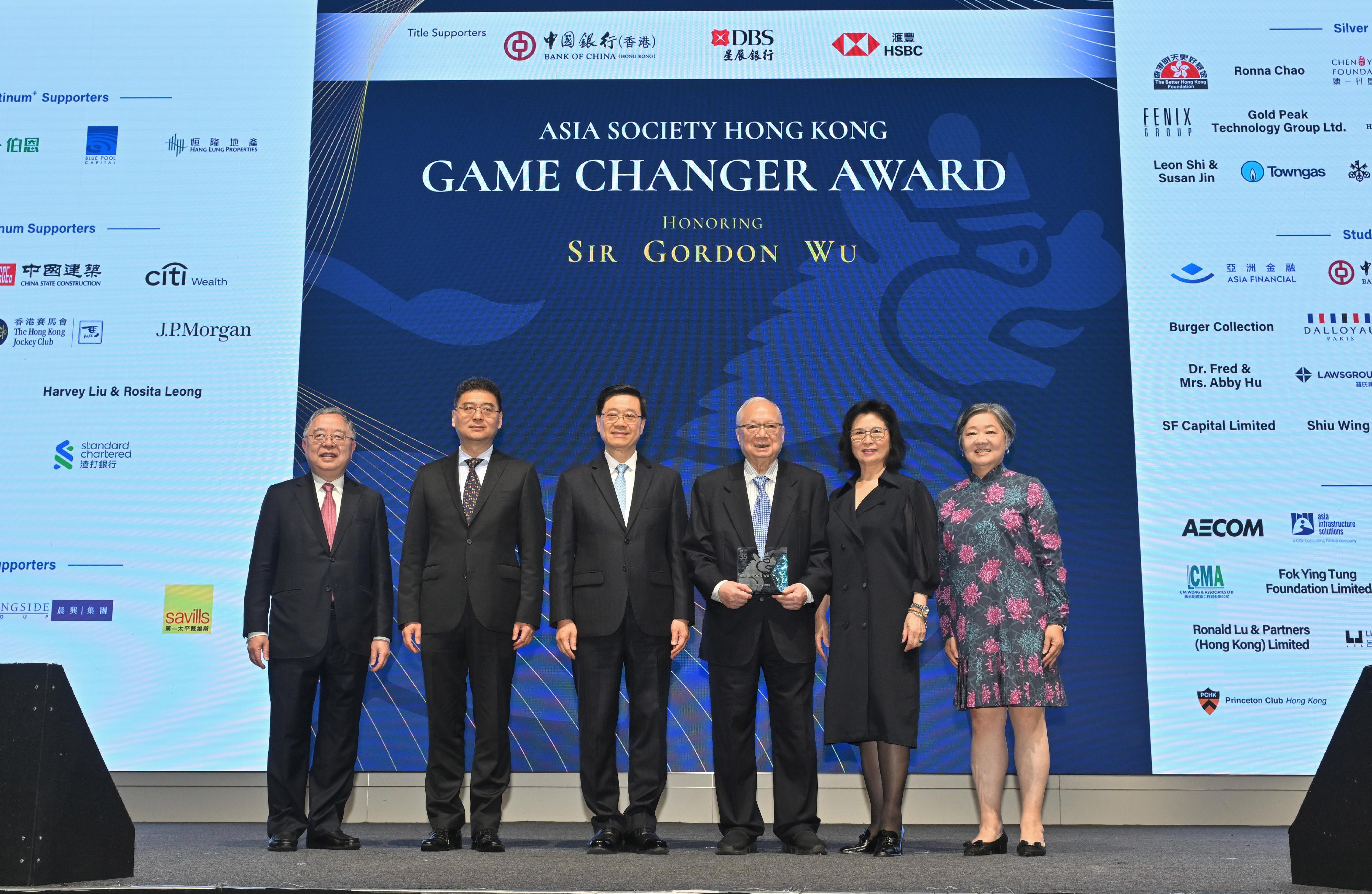 The Chief Executive, Mr John Lee, attended the Asia Society Hong Kong Game Changer Award today (June 18). Photo shows (from first left) the Chairman of Asia Society Hong Kong Center, Mr Ronnie Chan; Deputy Commissioner of the Ministry of Foreign Affairs of the People's Republic of China in the Hong Kong Special Administrative Region Mr Hua You; Mr Lee; the Chairman of the Board of Hopewell Holdings Limited, Sir Gordon Wu, and other guests at the event.