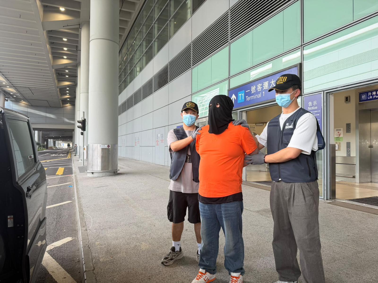 香港海關在六月十七日及昨日(六月十八日)在香港國際機場偵破兩宗涉及行李藏毒的販毒案件,共檢獲約四十二公斤懷疑氯胺酮,估計市值共約一千六百萬元,並拘捕兩名男子。圖示第一宗案件中的被捕人士。