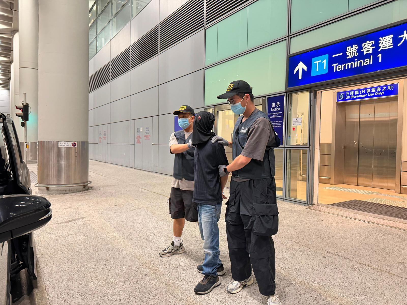 Hong Kong Customs on June 17 and yesterday (June 18) detected two drug trafficking cases involving baggage concealment at Hong Kong International Airport, and seized a total of about 42 kilograms of suspected ketamine with a total estimated market value of about $16 million. Two men were arrested. Photo shows the arrested person in the second case.