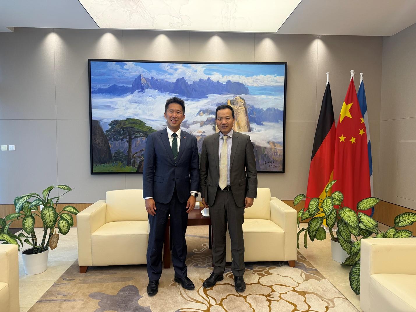 香港駐柏林經濟貿易辦事處處長黃文忠於六月十八日（慕尼黑時間）在德國慕尼黑拜會中國駐慕尼黑總領事館經濟商務處參贊郭方。圖示黃文忠（左）與郭方（右）。