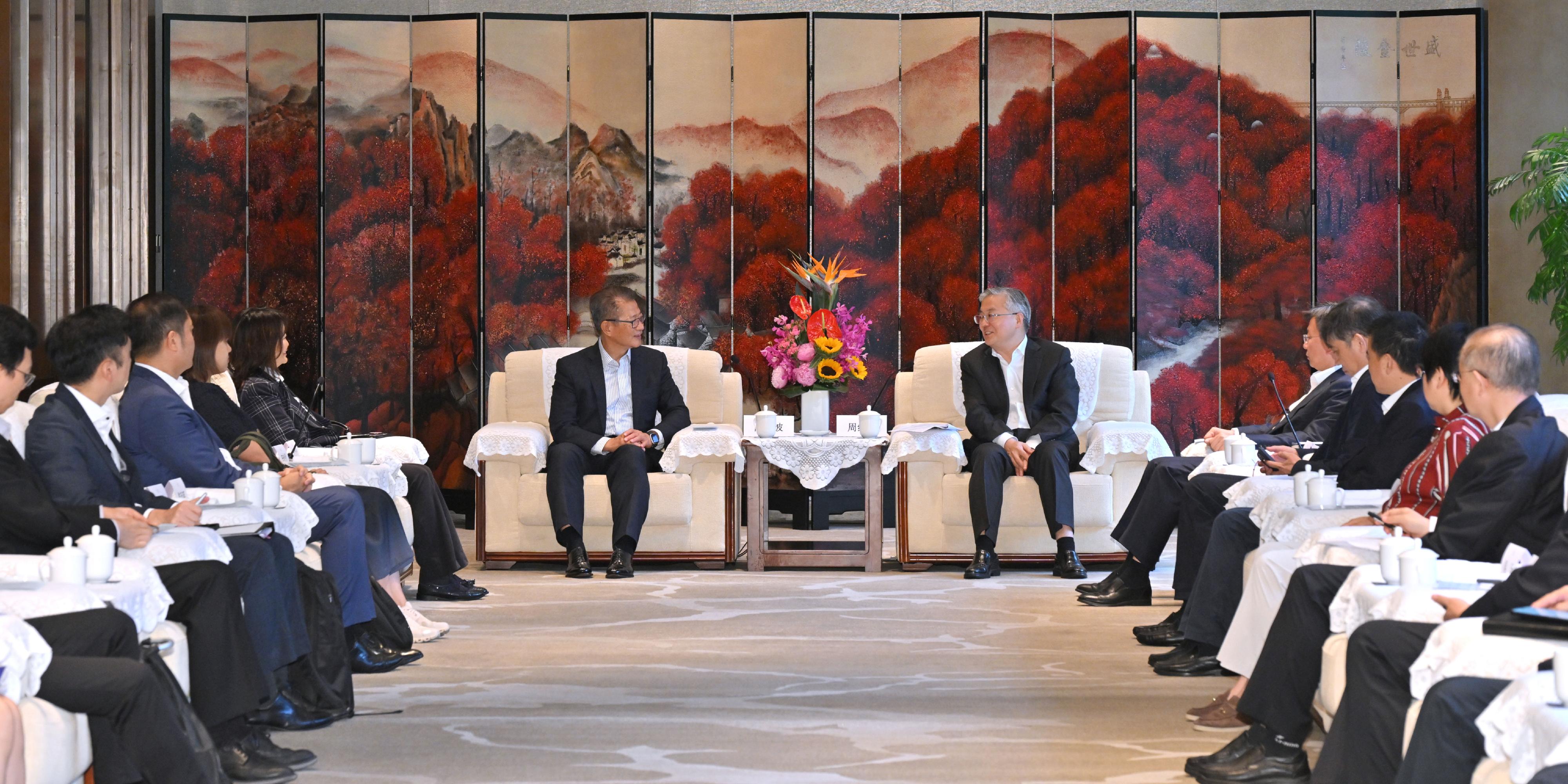 The Financial Secretary, Mr Paul Chan, continued his visit programme in Nanjing today (June 19). Photo shows Mr Chan (sixth left) meeting with the Secretary of the CPC Nanjing Municipal Committee, Mr Zhou Hongbo (sixth right).