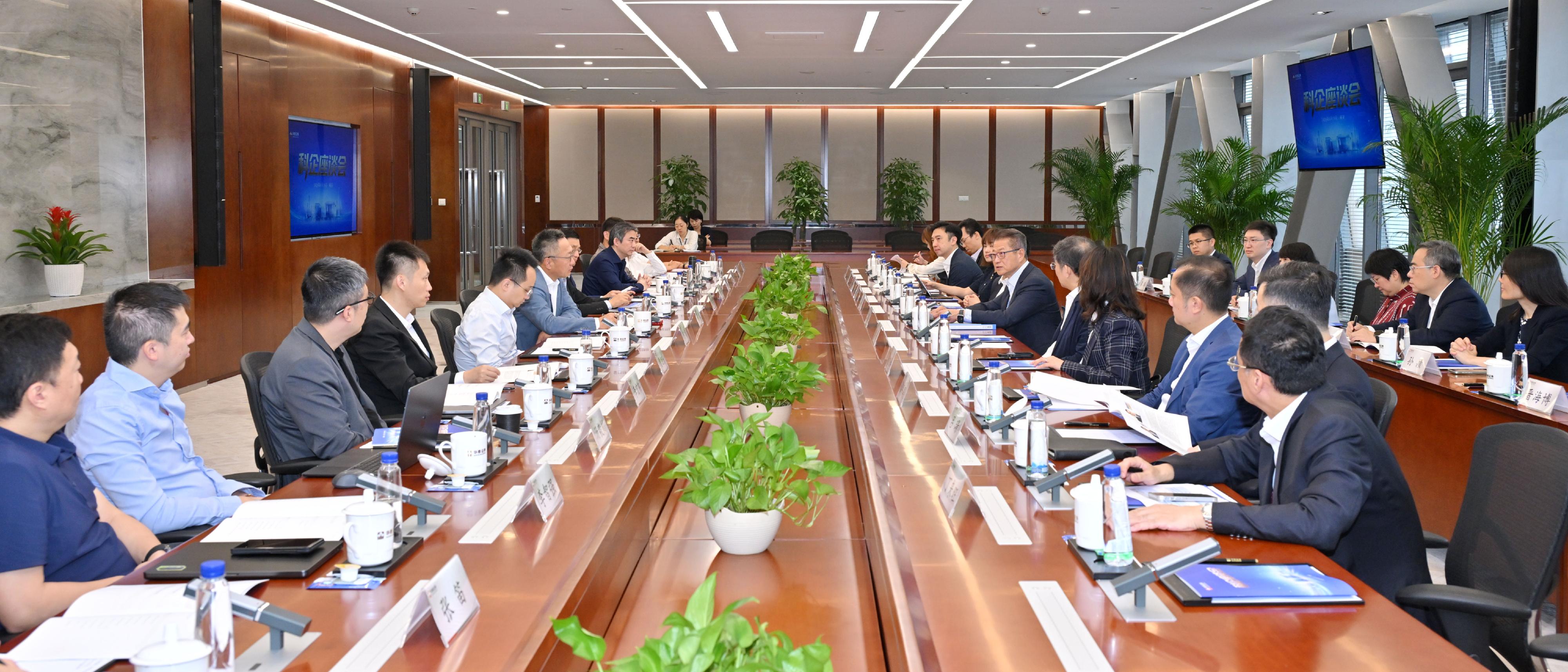 The Financial Secretary, Mr Paul Chan, continued his visit programme in Nanjing today (June 19). Photo shows Mr Chan (sixth right) attending an exchange session for technology enterprises organised by Huatai Securities, and having in-depth exchanges with innovation and technology entrepreneurs from Jiangsu and other provinces.