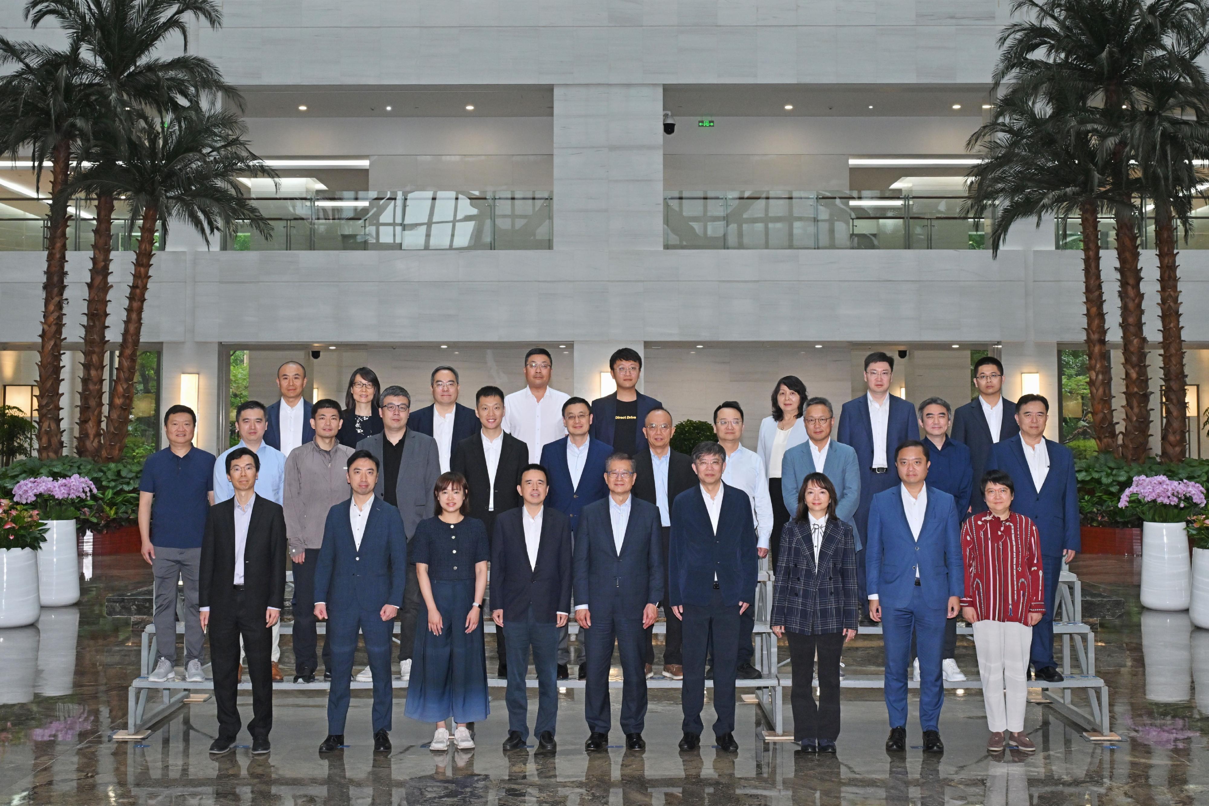 The Financial Secretary, Mr Paul Chan, continued his visit programme in Nanjing today (June 19). Photo shows Mr Chan (front row, centre), the Chief Executive Officer of Huatai Securities, Mr Zhou Yi (front row, fourth right), the Vice Mayor of Nanjing, Mr Xu Feng (front row, fourth left), and others posing for a group photo with the participating innovation and technology entrepreneurs after attending an exchange session for technology enterprises organised by Huatai Securities.