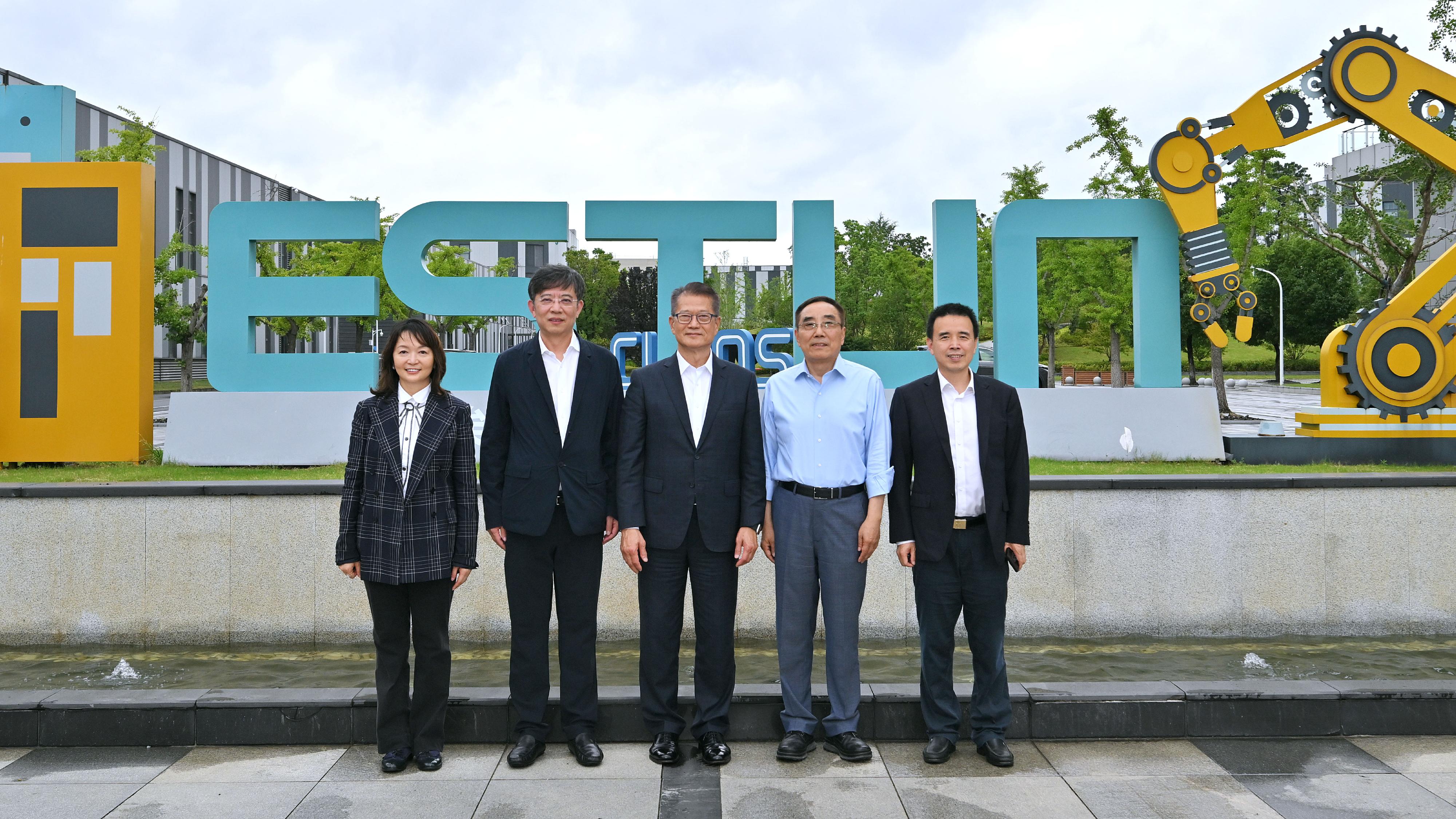 The Financial Secretary, Mr Paul Chan, continued his visit programme in Nanjing today (June 19). Photo shows Mr Chan (centre) visiting Estun, a company engaged in intelligent equipment and industrial robots, and posing for a photo with its Chairman, Mr Wu Bo (second right).