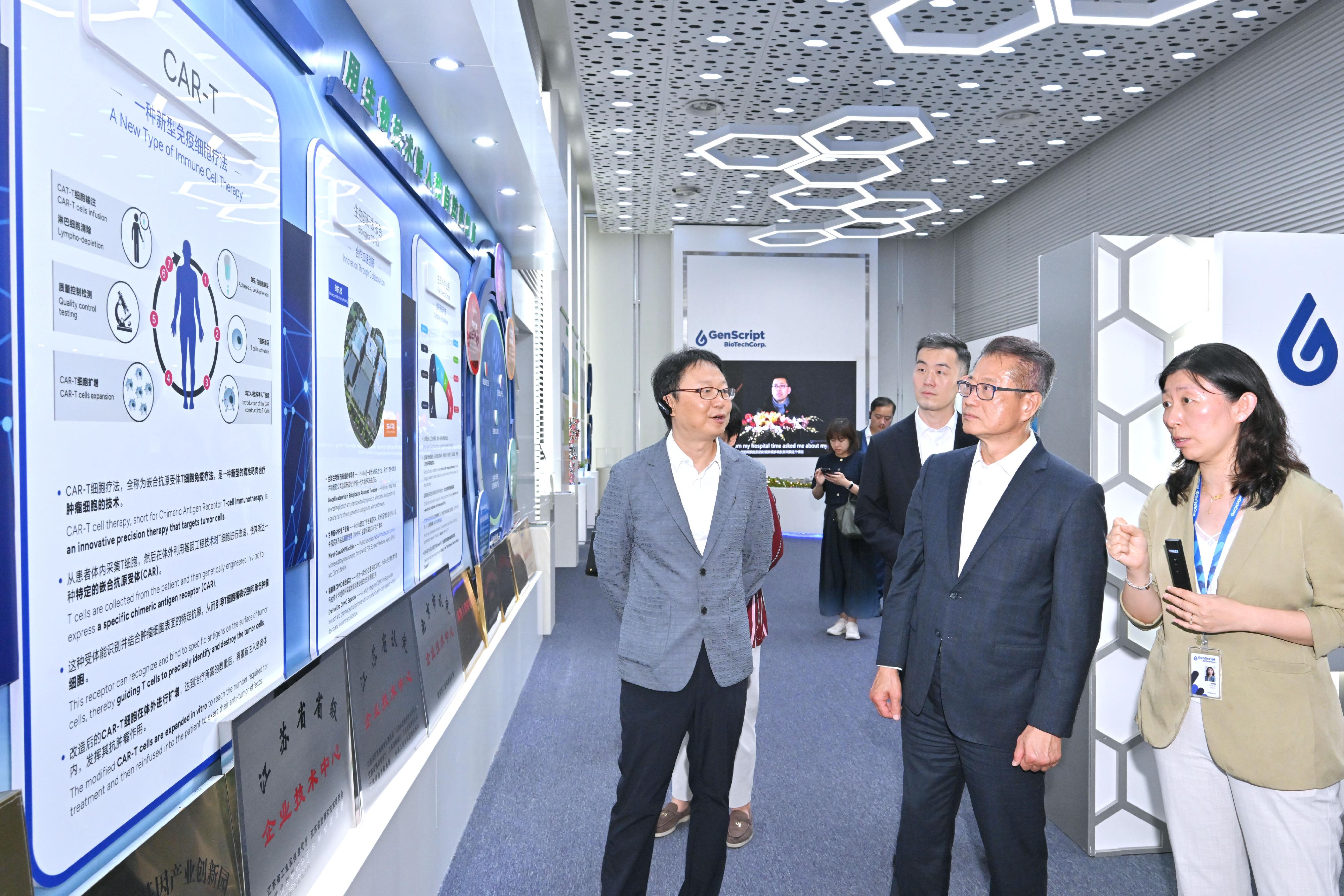 The Financial Secretary, Mr Paul Chan, continued his visit programme in Nanjing today (June 19). Photo shows Mr Chan (second right) visiting GenScript Biotech, a company engaged in gene and cell engineering, and being briefed by company representatives on its business.