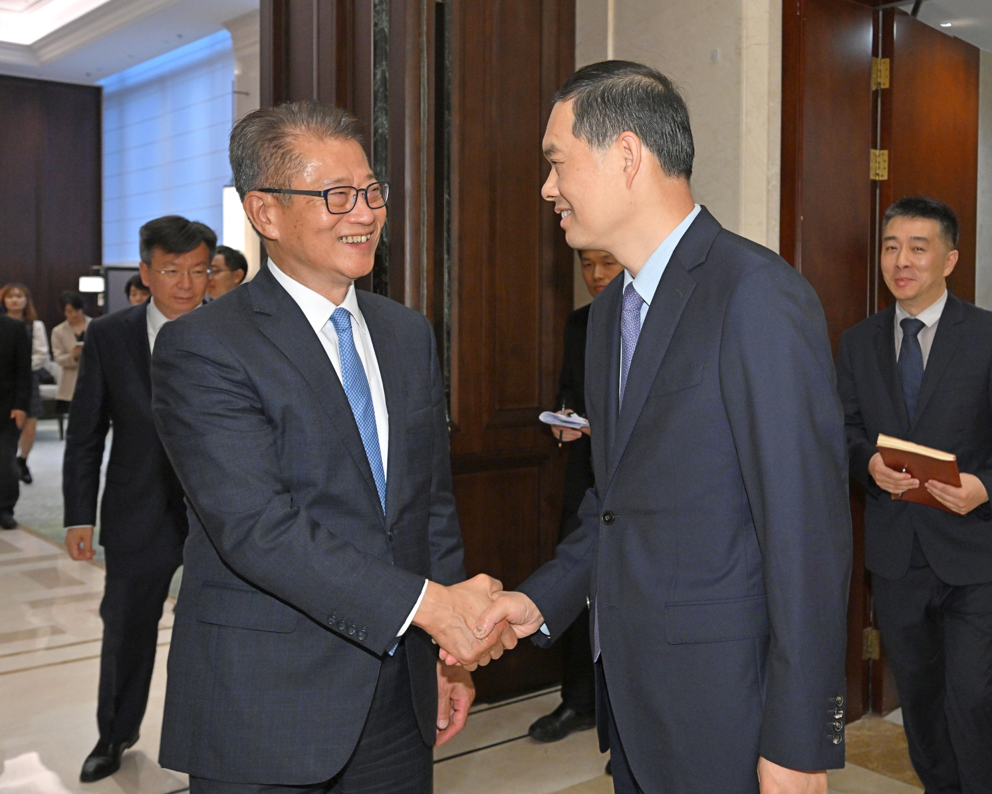 The Financial Secretary, Mr Paul Chan, continued his visit programme in Nanjing today (June 19). Photo shows Mr Chan (left) calling on the Governor of Jiangsu Province, Mr Liu Xiaotao (right).