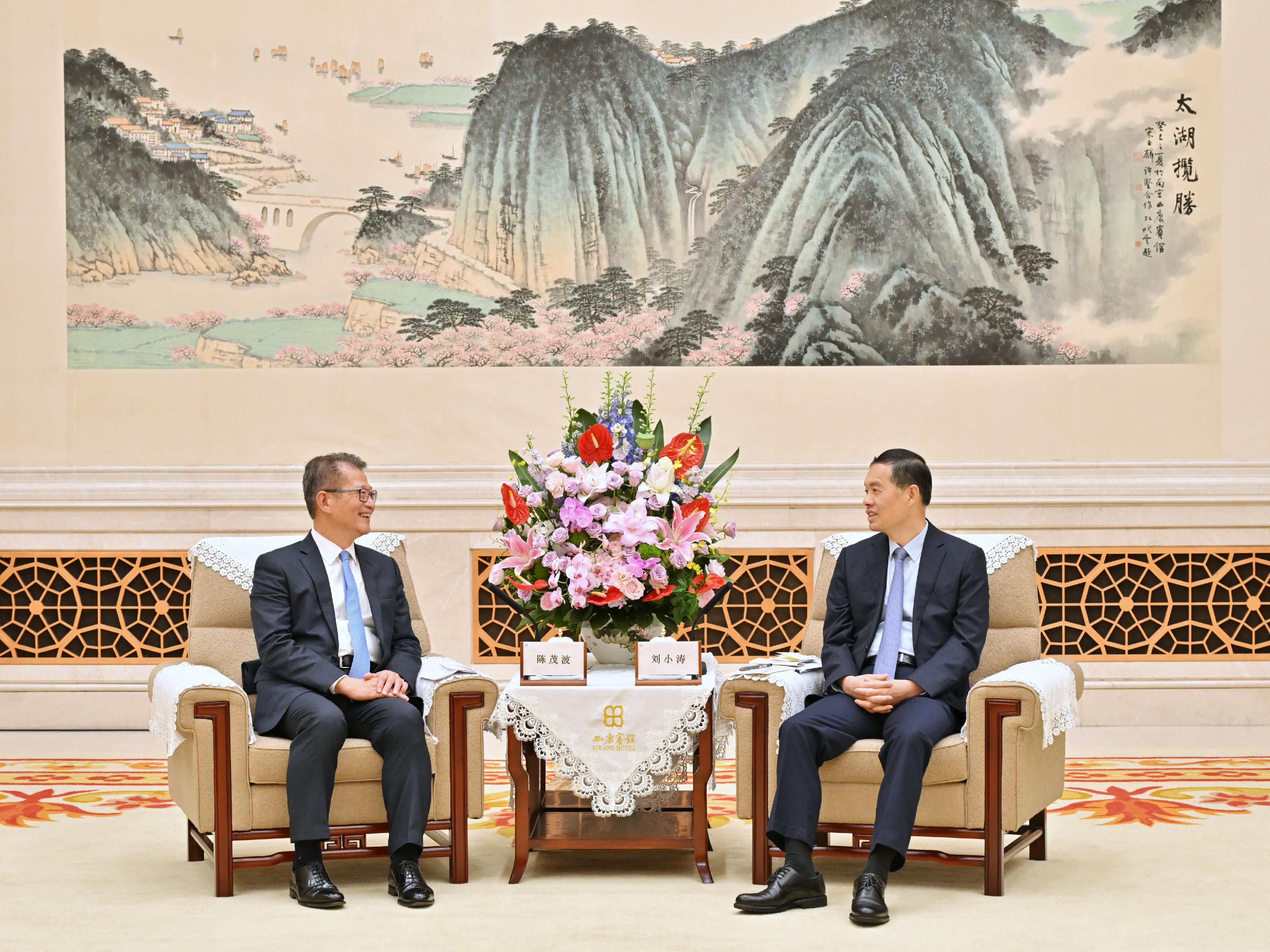 The Financial Secretary, Mr Paul Chan, continued his visit programme in Nanjing today (June 19). Photo shows Mr Chan (left) calling on the Governor of Jiangsu Province, Mr Liu Xiaotao (right).