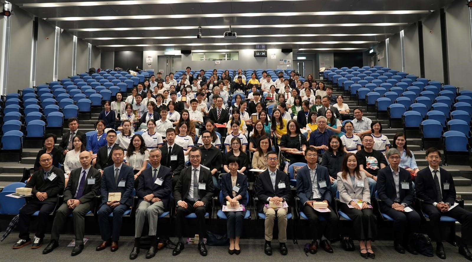 政府統計處處長余振強(前排左五)和教育局首席助理秘書長謝婉貞(前排左六)今日(六月二十日)在2025/26年度中學生統計習作比賽頒獎典禮上聯同其他頒獎嘉賓與得獎隊伍合照。