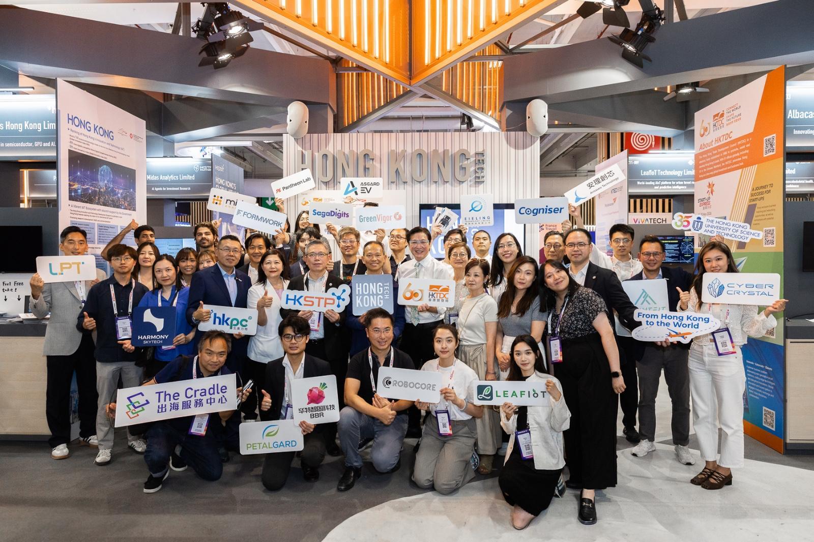 圖示香港初創公司代表於VivaTech 2026香港科技館前合照。
