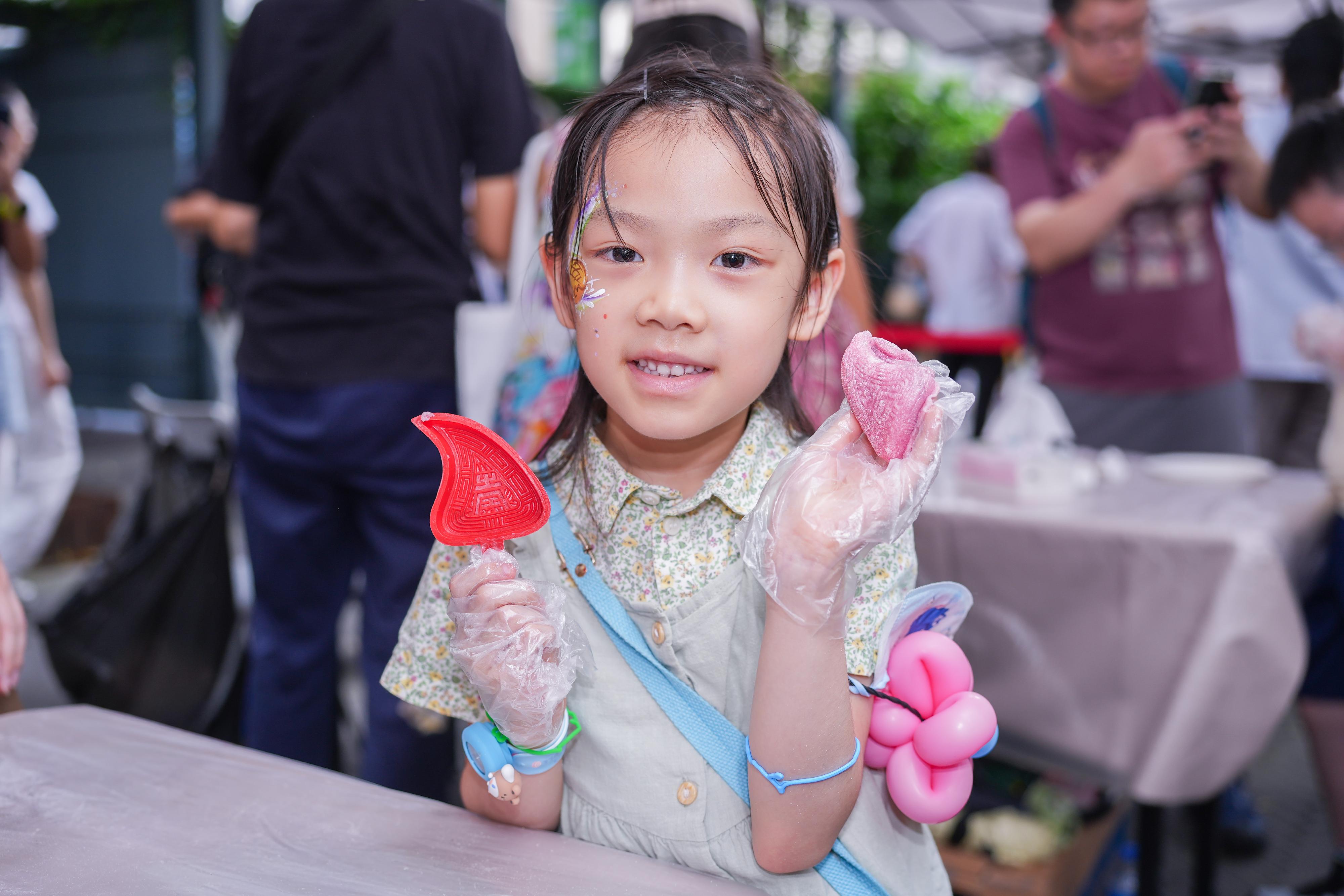 The Intangible Cultural Heritage Office of the Leisure and Cultural Services Department is holding the "ICH Cuisine" Carnival at the Oil Street Art Space today (June 20) and tomorrow (June 21). Photo shows the demonstration and workshop of Chiu Chow food making technique.