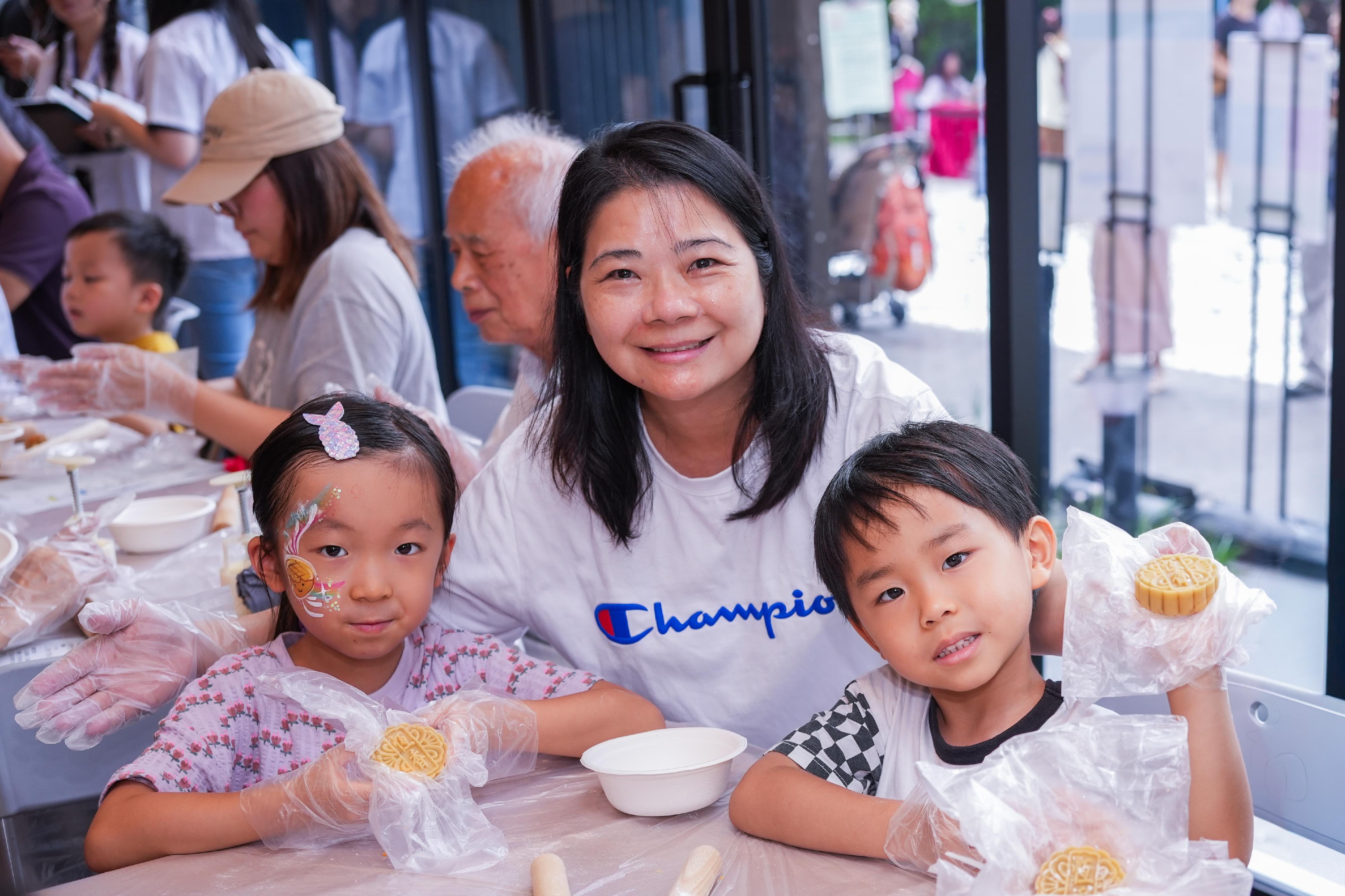 The Intangible Cultural Heritage Office of the Leisure and Cultural Services Department is holding the "ICH Cuisine" Carnival at the Oil Street Art Space today (June 20) and tomorrow (June 21). Photo shows the demonstration and workshop of moon cake making technique.