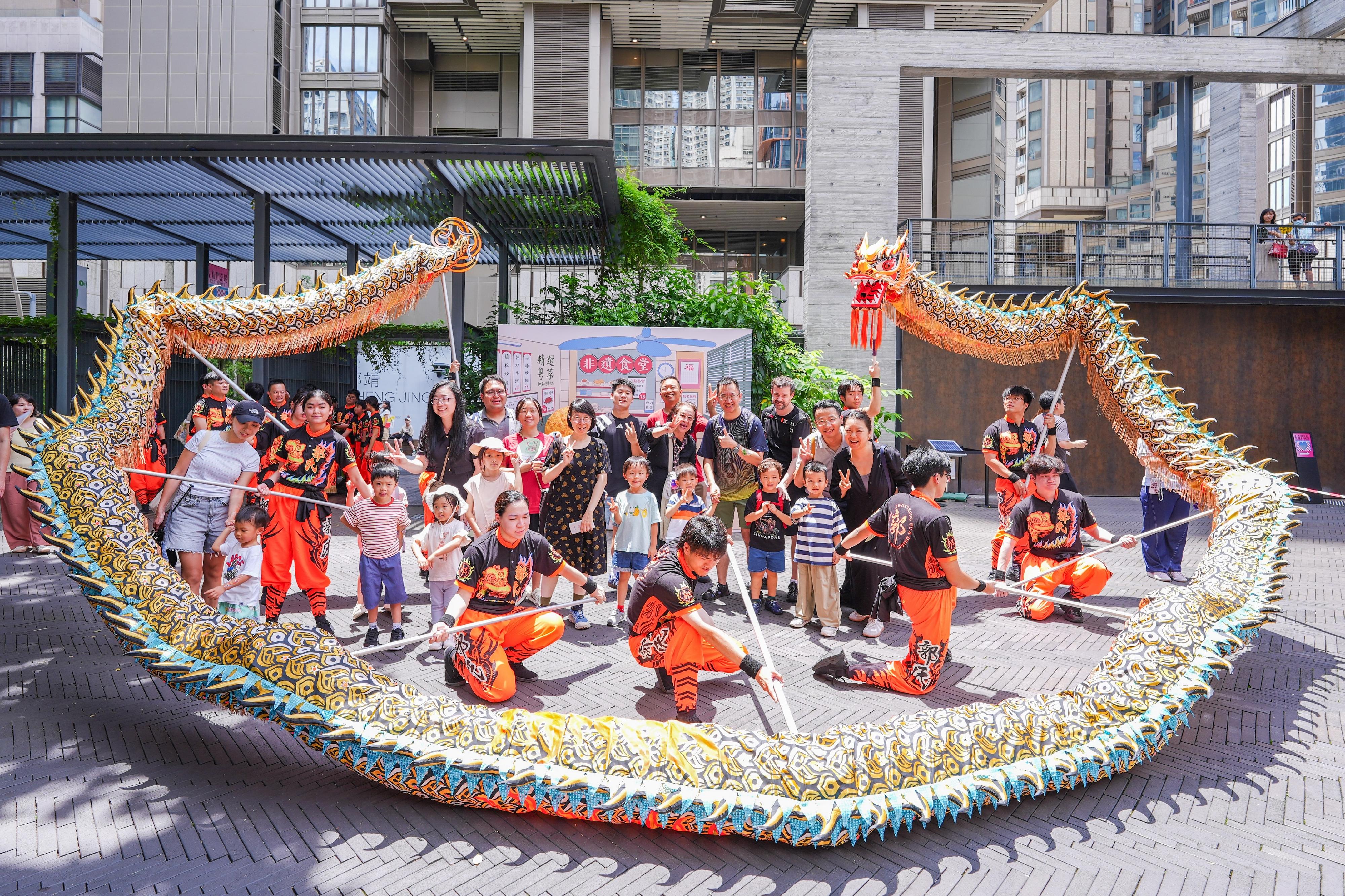 The Intangible Cultural Heritage Office of the Leisure and Cultural Services Department is holding the "ICH Cuisine" Carnival at the Oil Street Art Space today (June 20) and tomorrow (June 21). Photo shows the dragon dance performance.