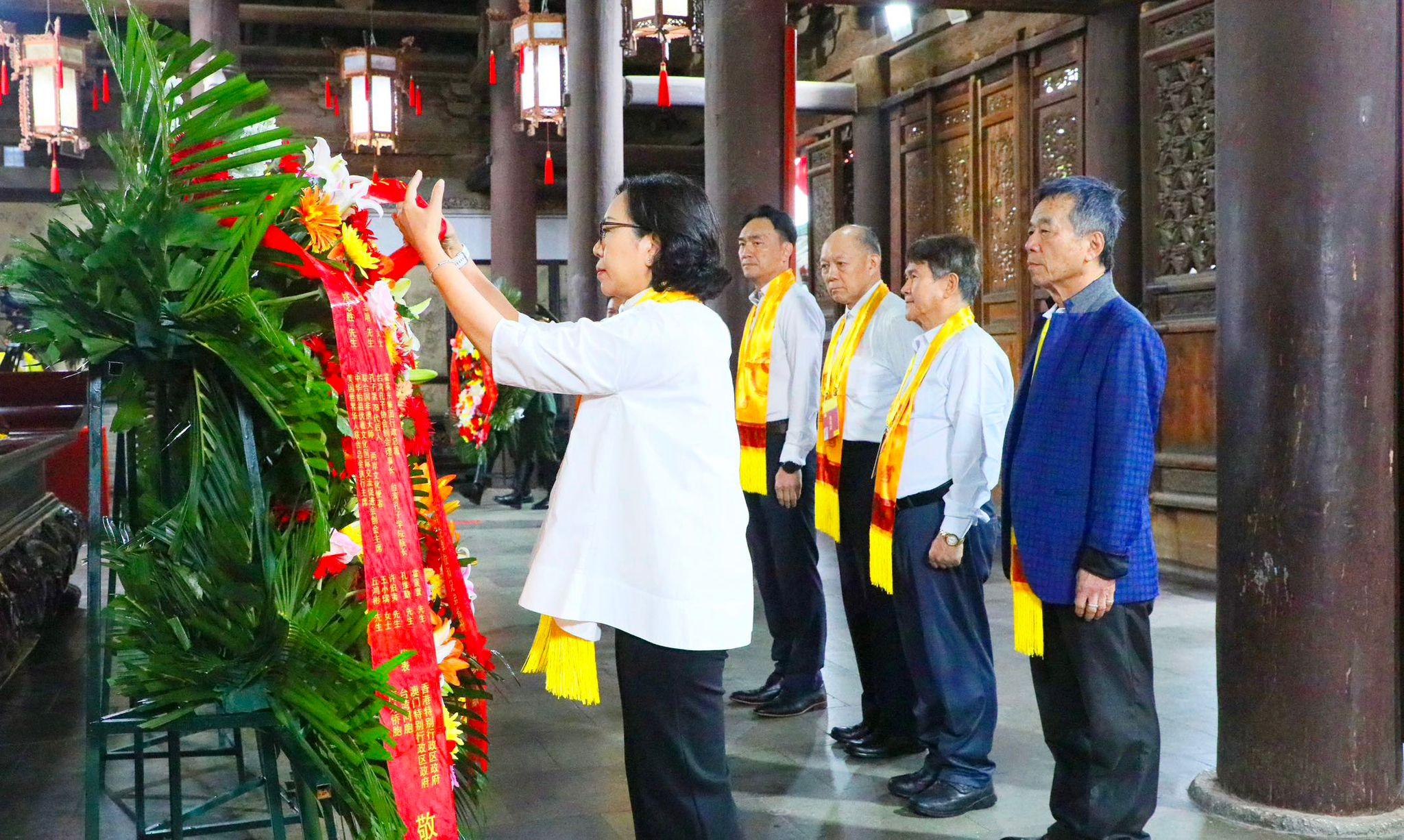 The Secretary for Home and Youth Affairs, Miss Alice Mak, today (June 21) attended the Public Fuxi Commemoration Ceremony 2026 in Tianshui City in Gansu Province on behalf of the Hong Kong Special Administrative Region Government. Photo shows Miss Mak (first left) presenting flowers at the Ceremony.