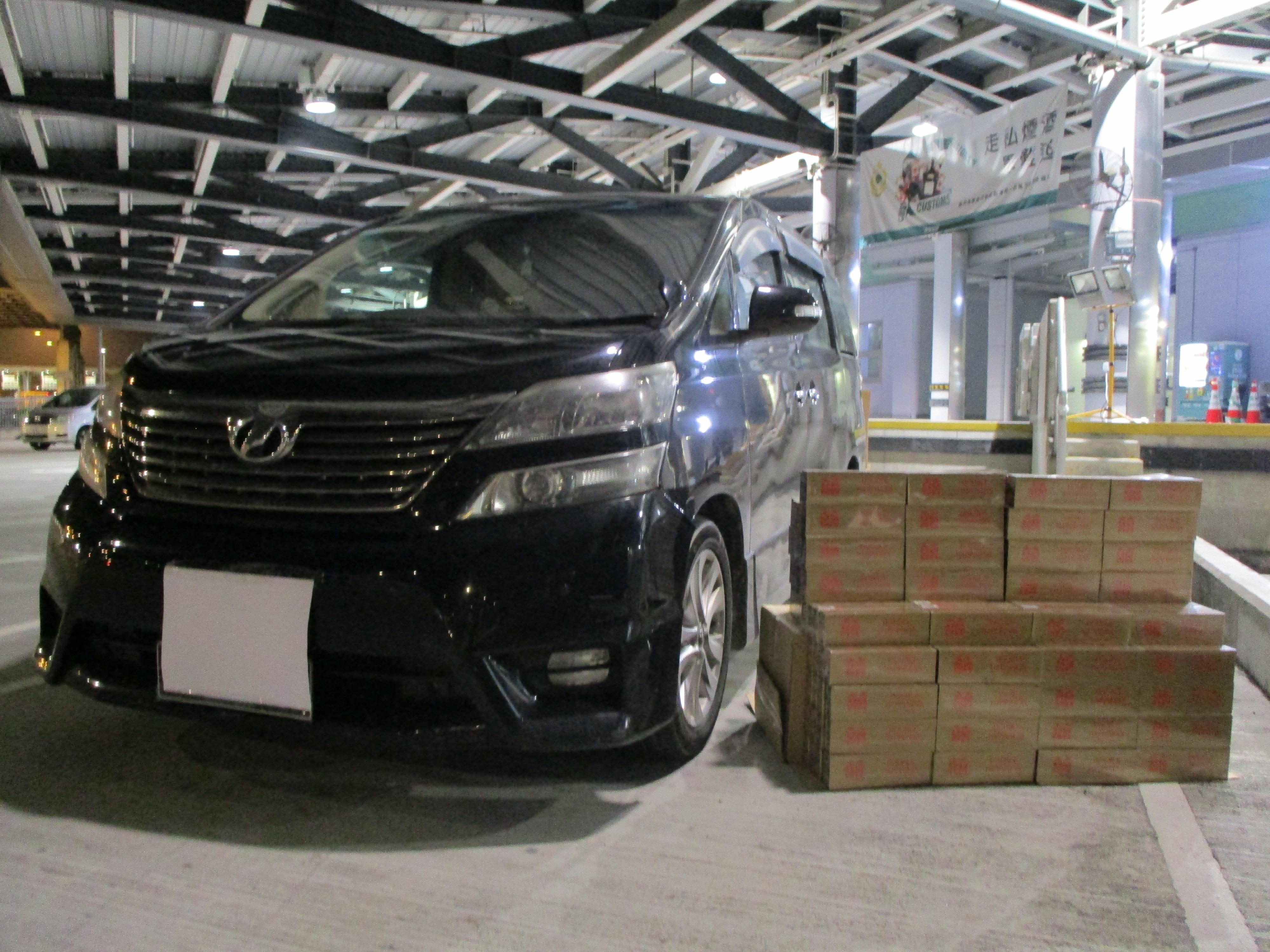 一名五十八歲中國籍入境男司機因進口未完稅香煙及利用經更改車輛為走私用途,違反《應課稅品條例》和《進出口條例》,今日(六月二十二日)在西九龍裁判法院被判處罪成,兩項控罪各被判監禁四個月,同期執行。圖示檢獲的未完稅香煙及涉案車輛。