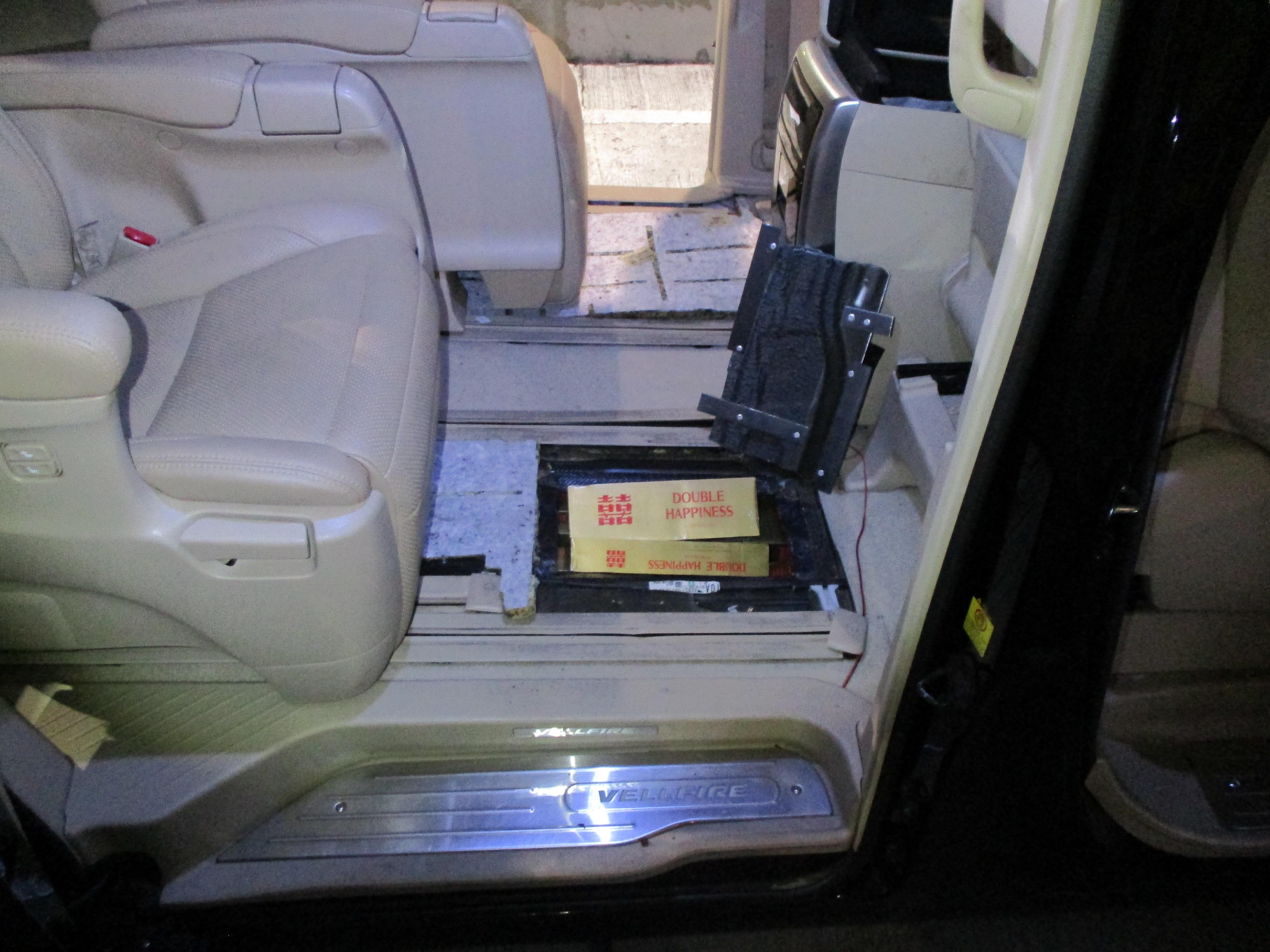 一名五十八歲中國籍入境男司機因進口未完稅香煙及利用經更改車輛為走私用途,違反《應課稅品條例》和《進出口條例》,今日(六月二十二日)在西九龍裁判法院被判處罪成,兩項控罪各被判監禁四個月,同期執行。圖示涉案車輛底部加裝的暗格藏有未完稅香煙。