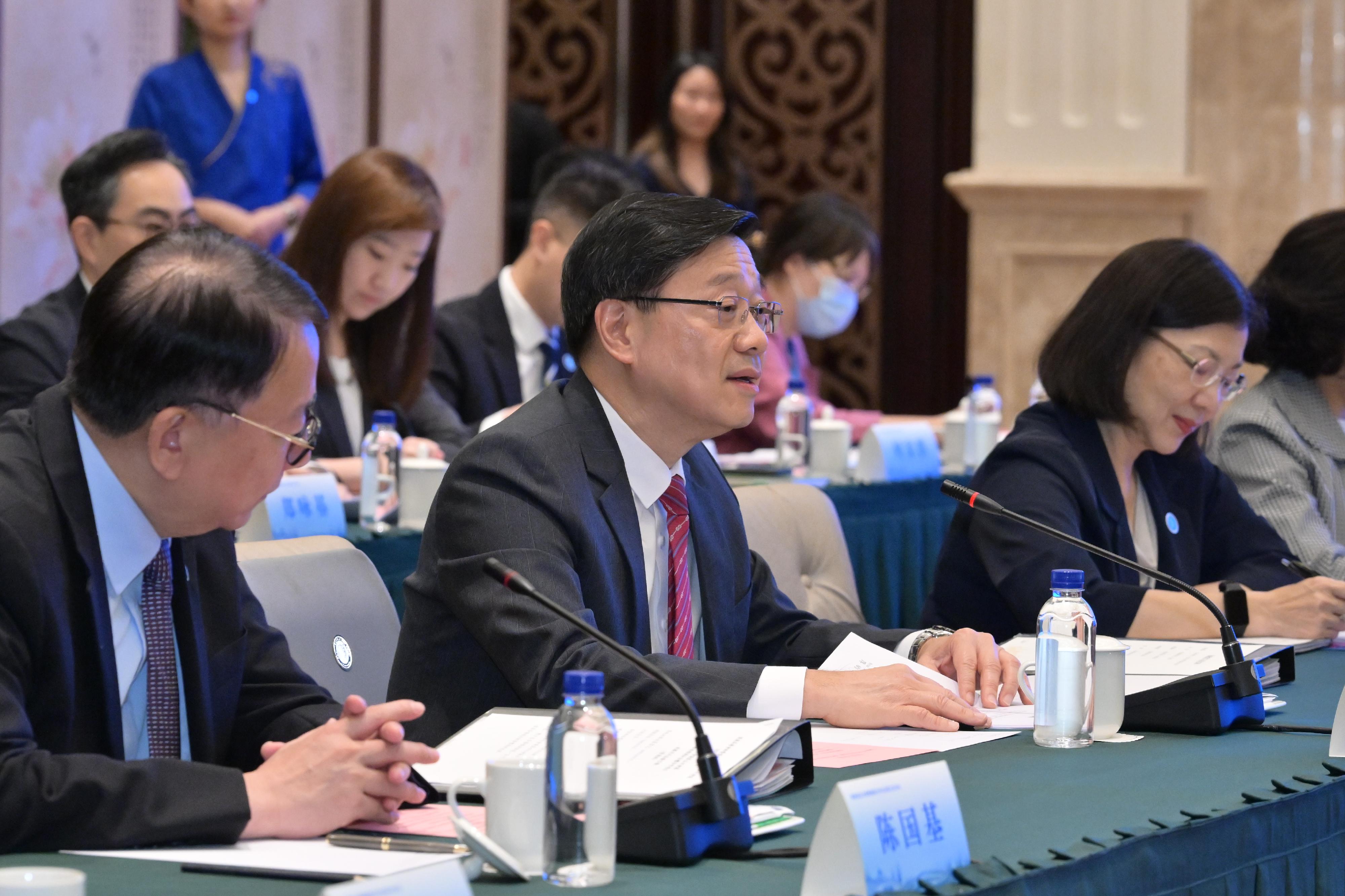 行政長官李家超今日(六月二十二日)在福建出席閩港高層會晤暨閩港合作會議第五次會議並致辭。