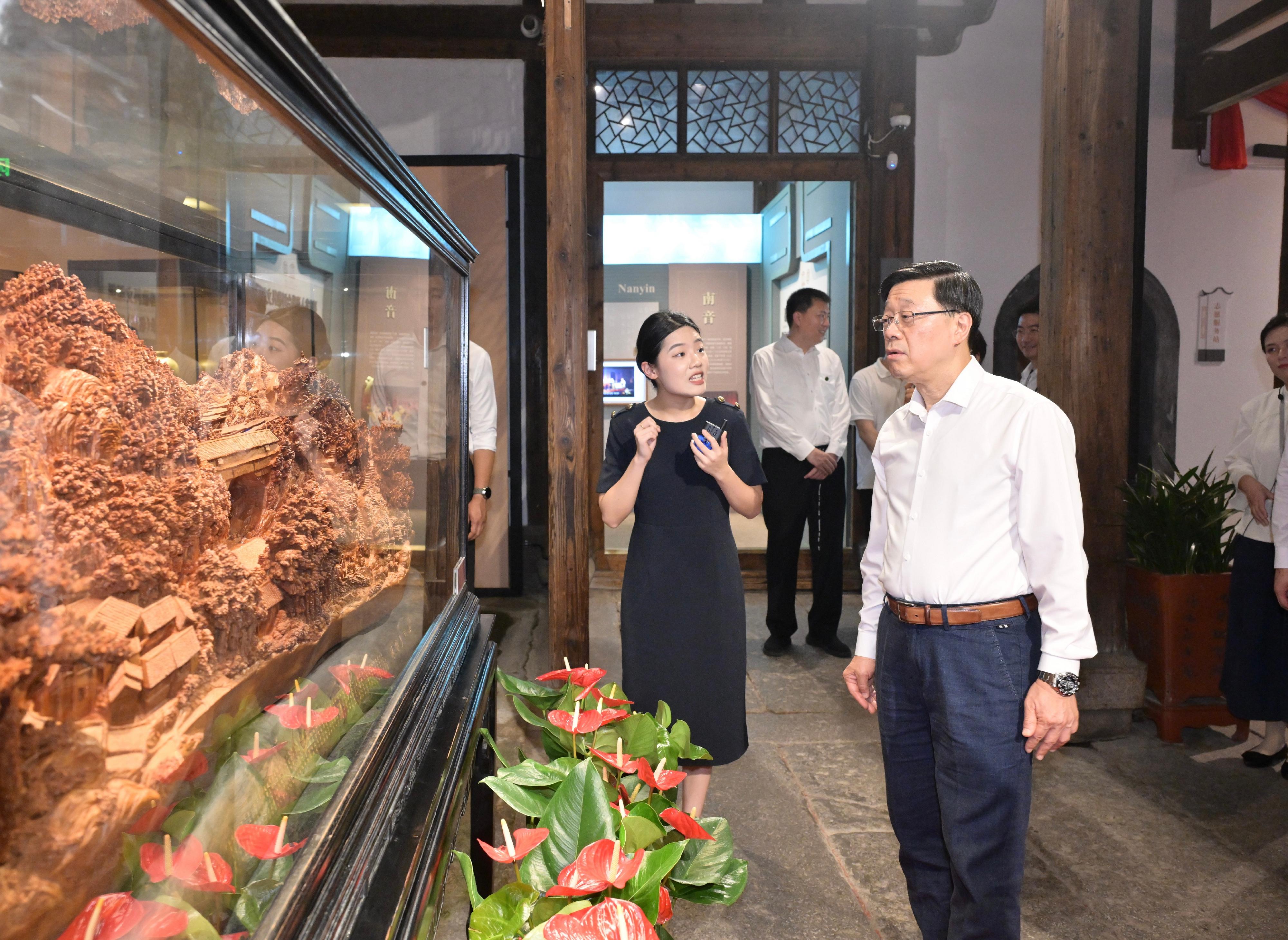 行政長官李家超(右一)今日(六月二十二日)到訪位於福建歷史文化街區三坊七巷的福建省非物質文化遺產博覽苑。
